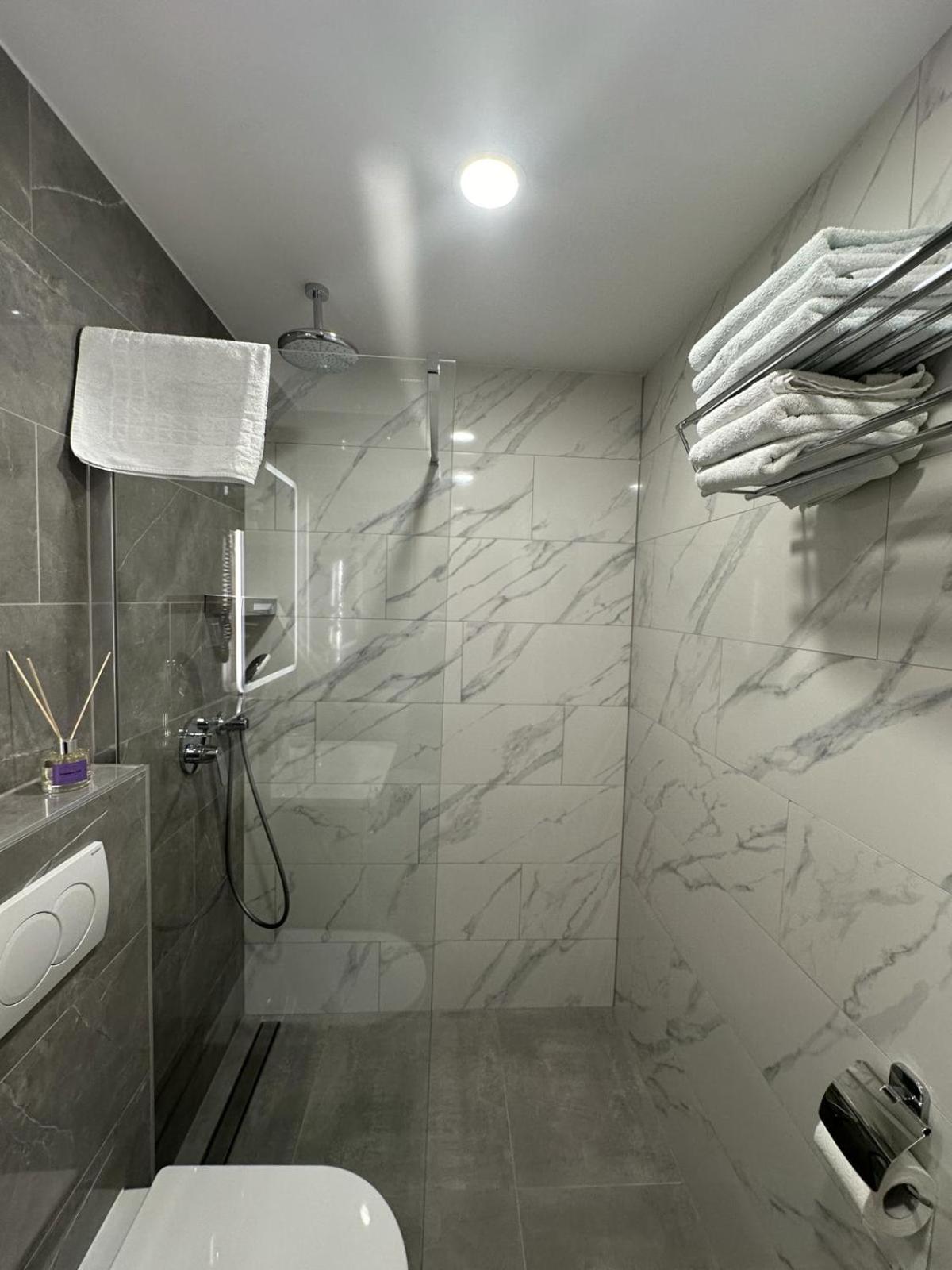 Studio Apartment - Photo 21