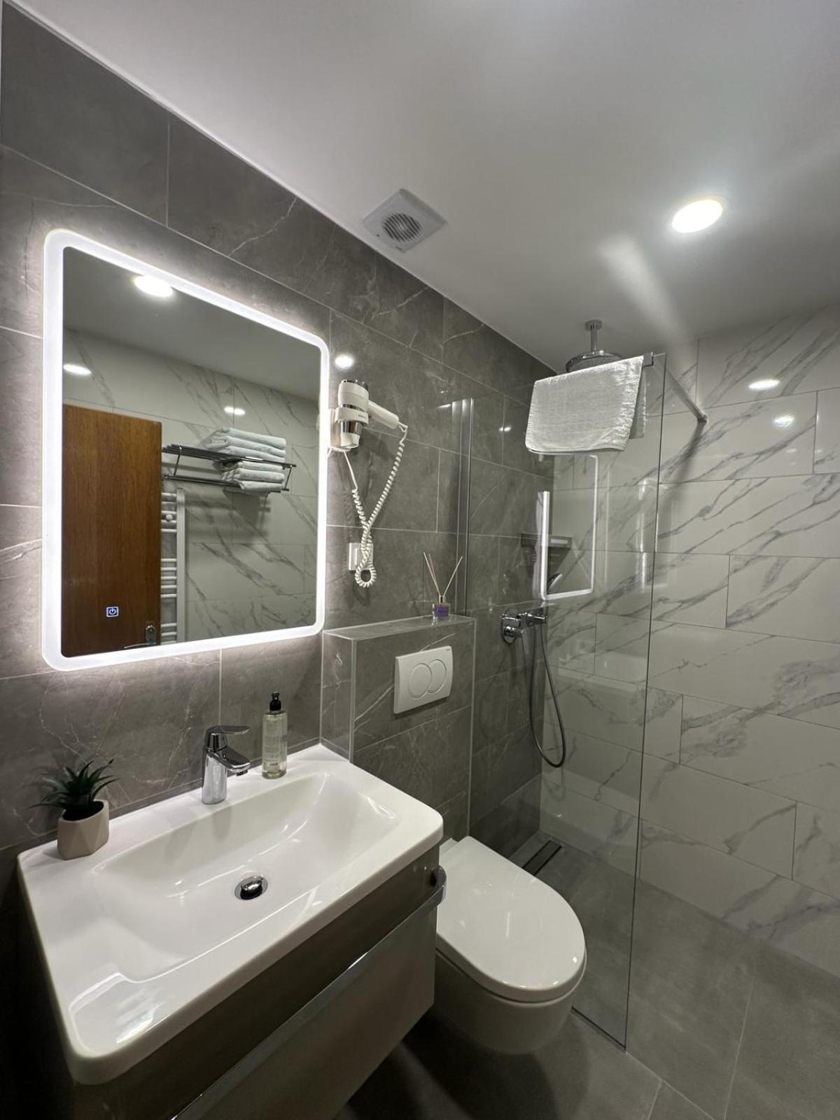 Studio Apartment - Photo 23