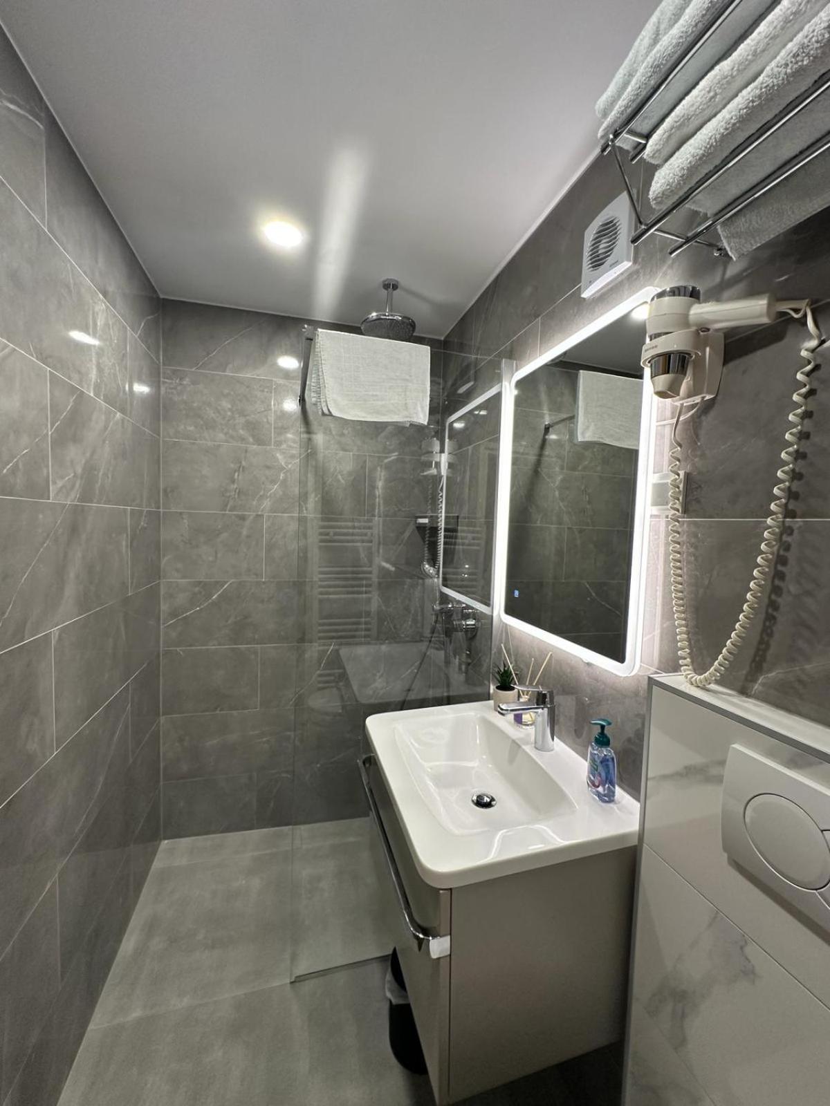 Triple Room - Photo 22
