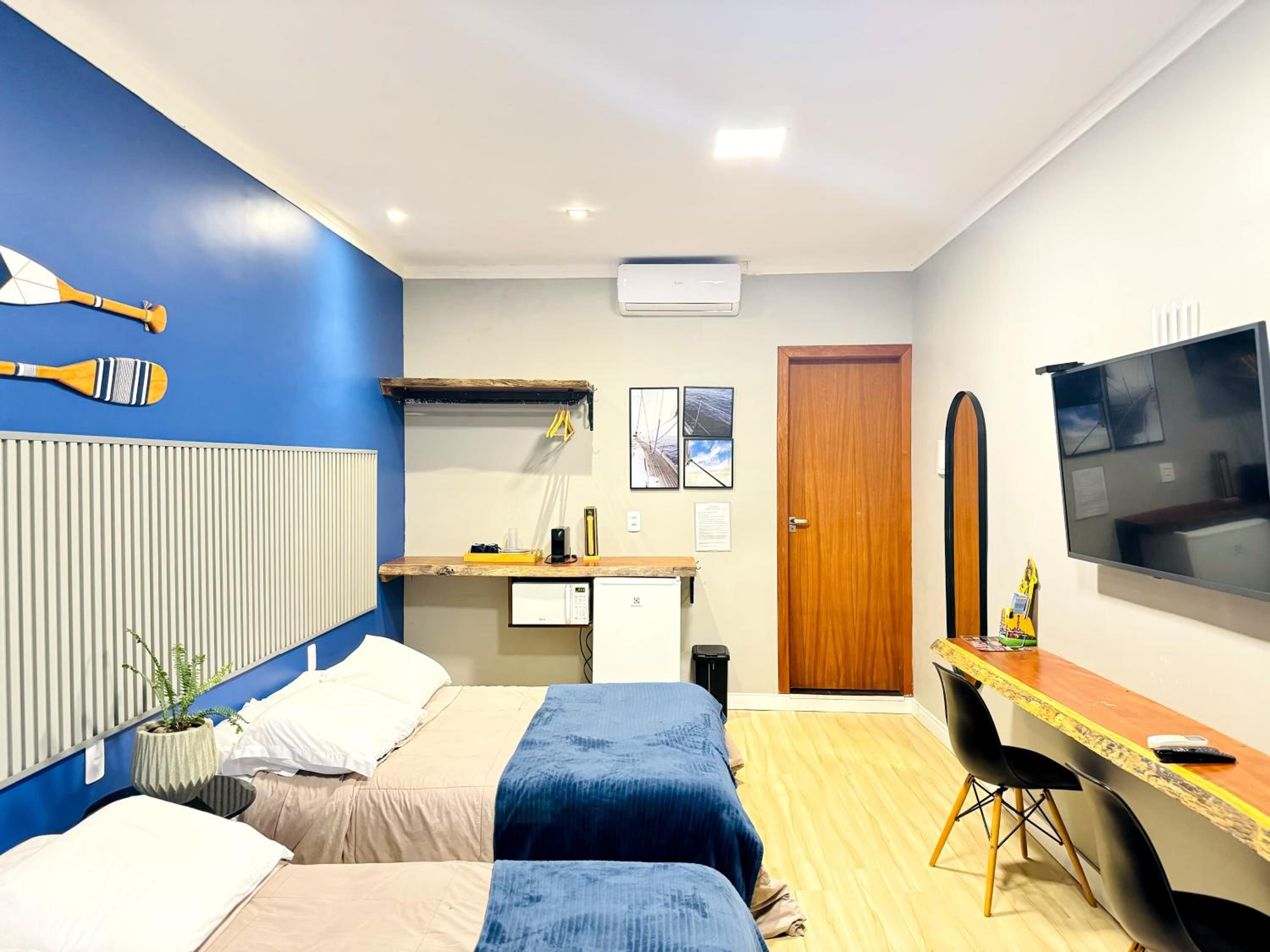 Deluxe Queen Room with Two Queen Beds - Photo 11
