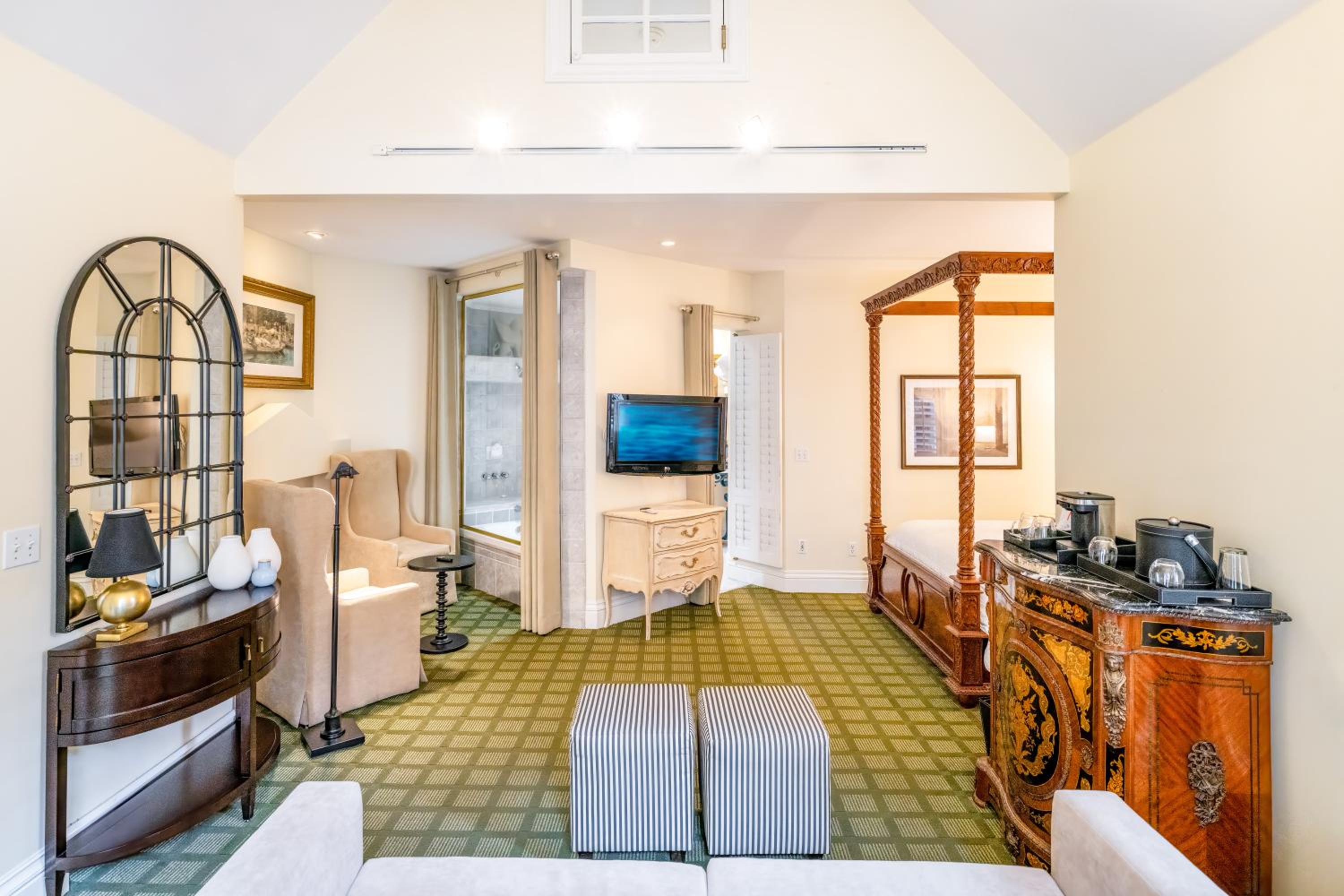 Queen Room With Spa Bath And Patio
