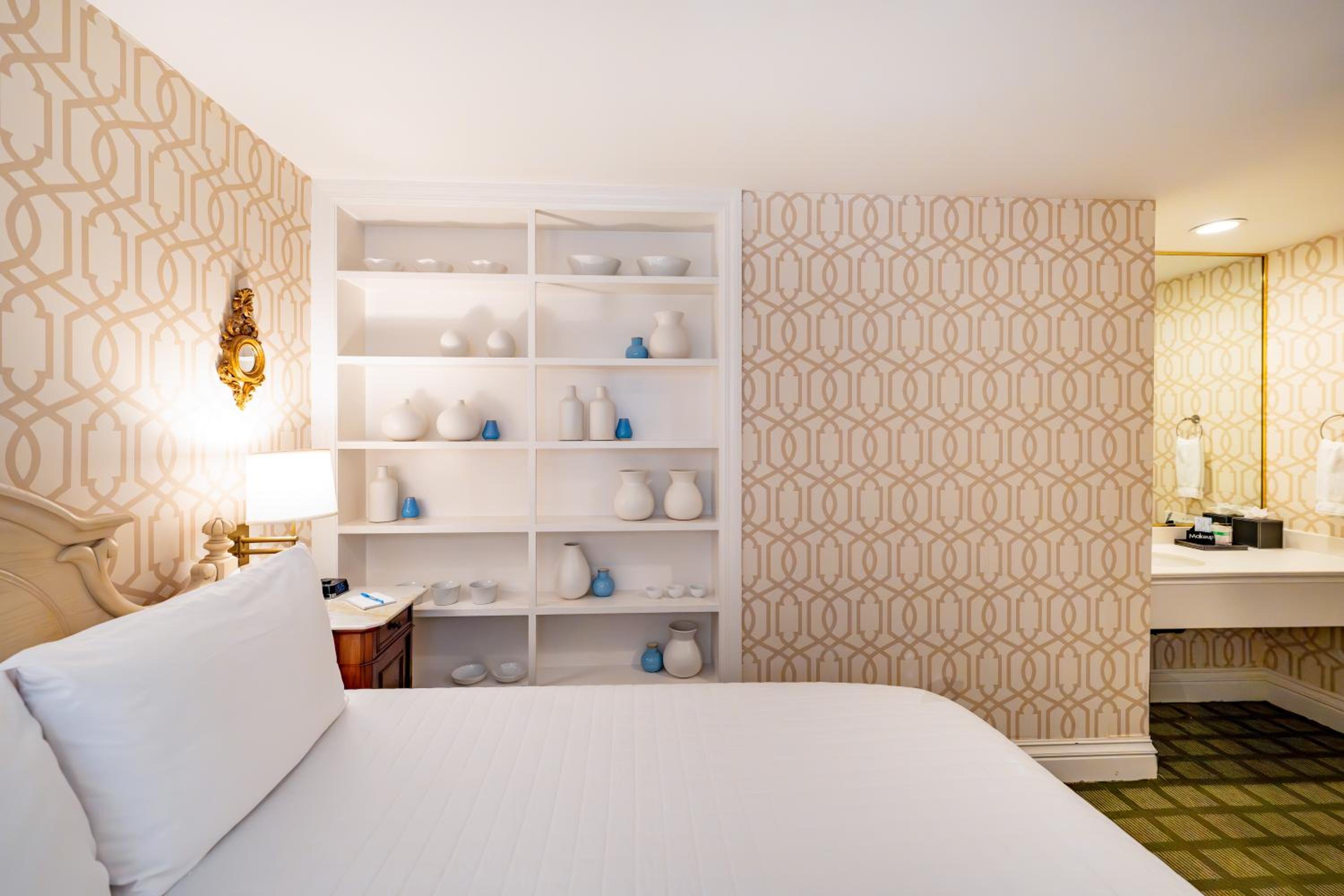 Standard Queen Room - Photo 10