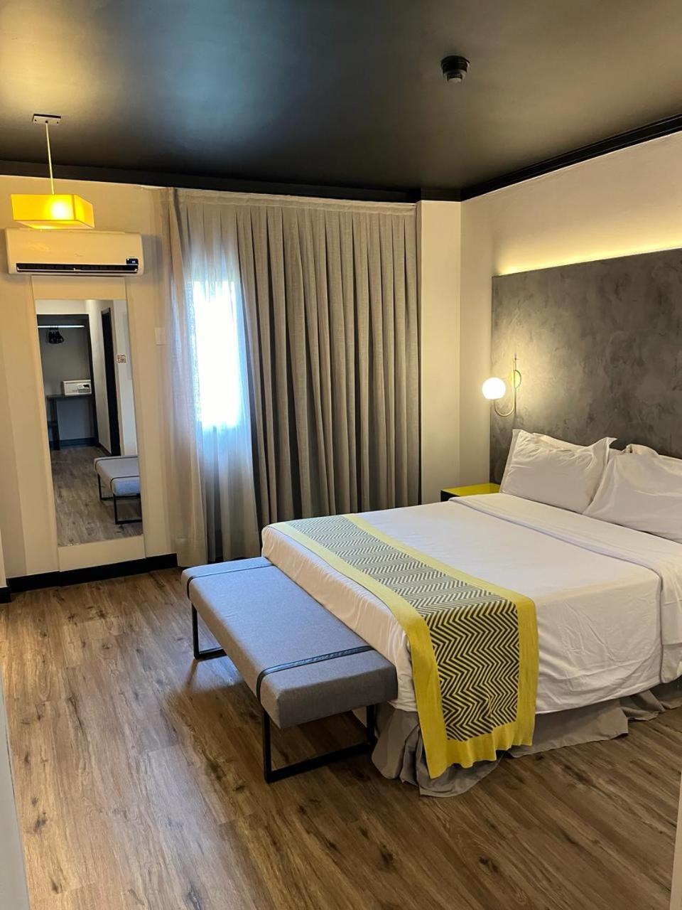 Suite - Photo 1