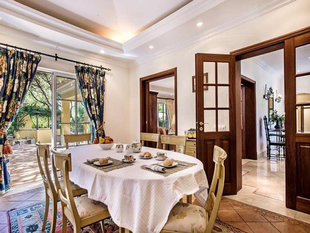 Villa photo 2