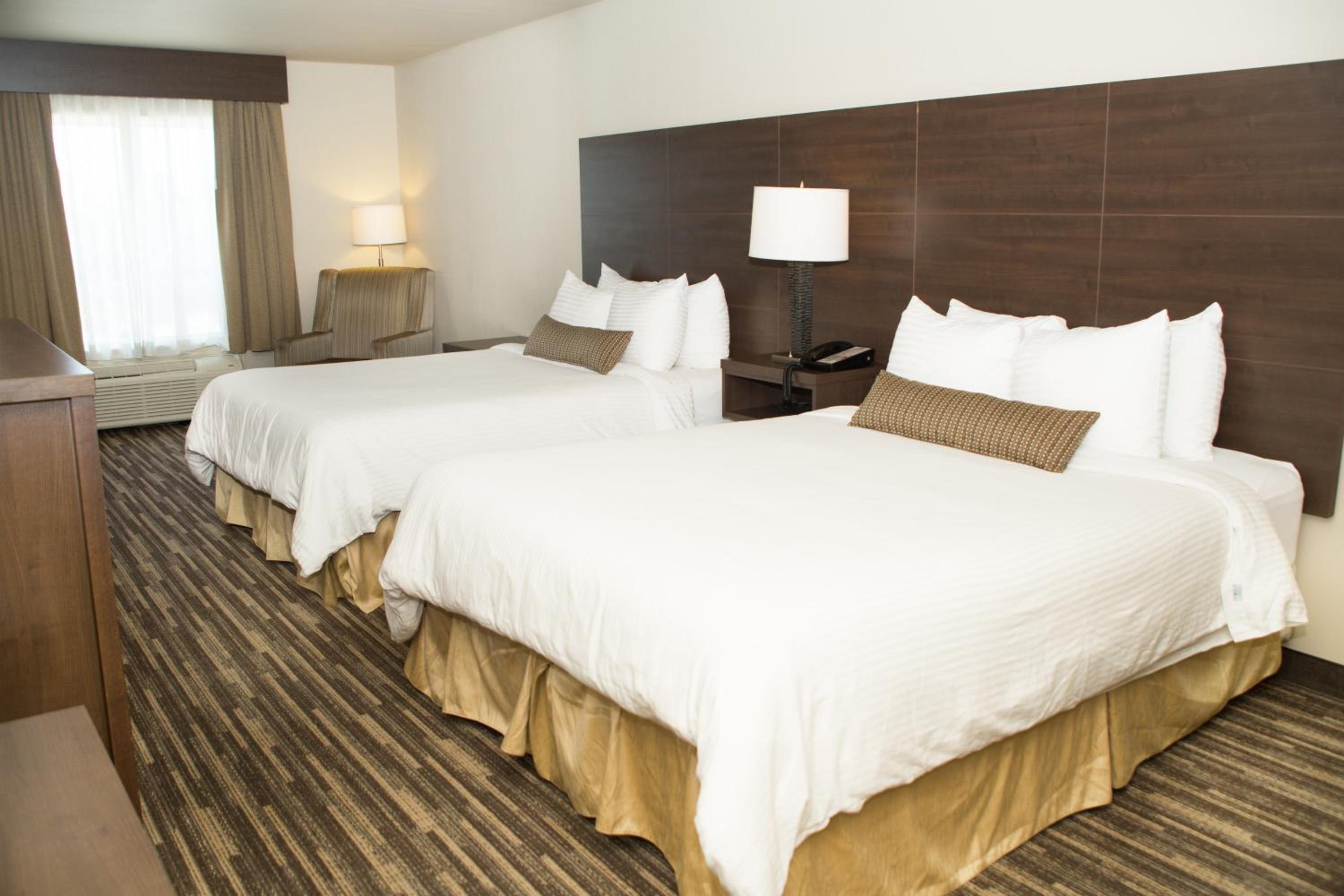 Business Class Queen Room with Two Queen Beds - Photo 4