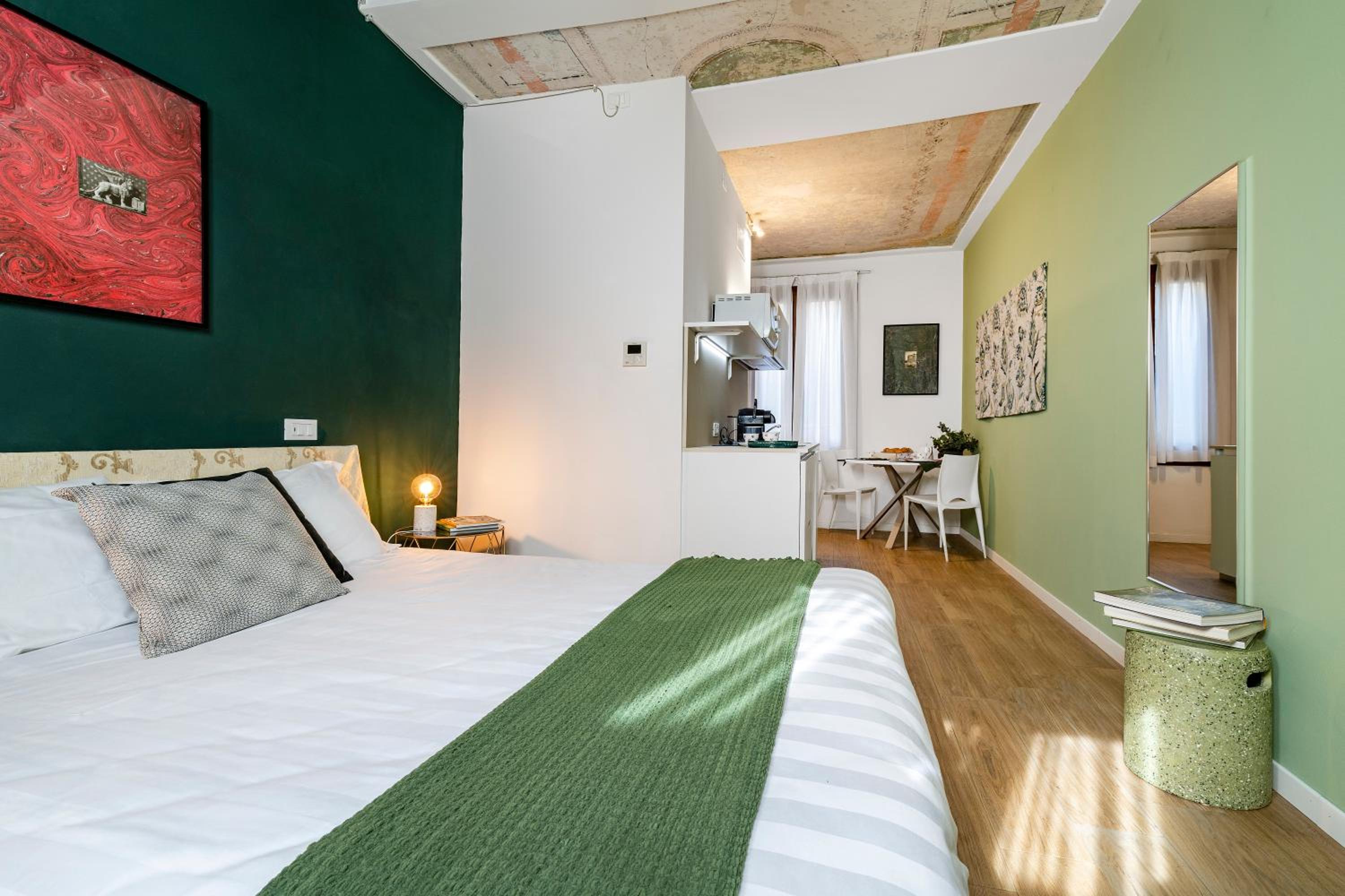 Studio Apartment photo 1
