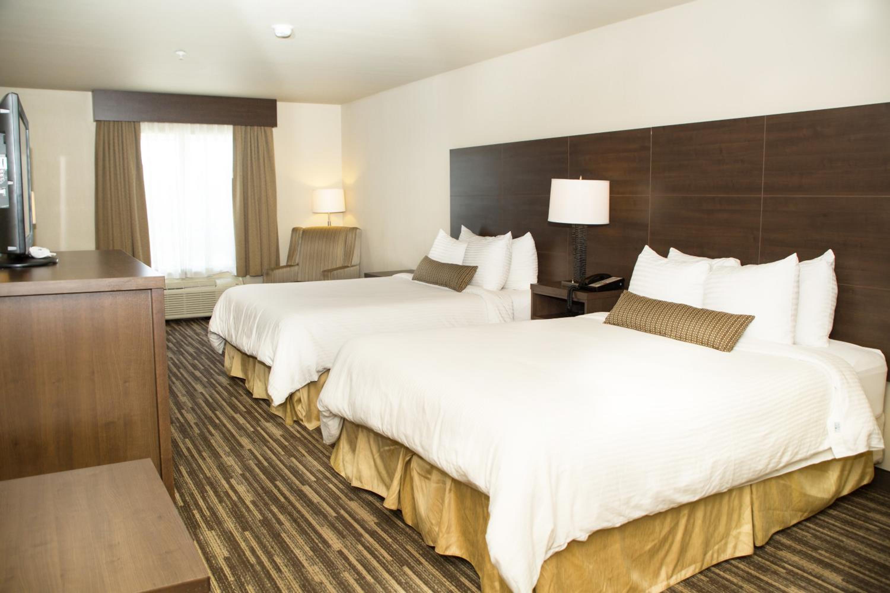 Business Class Queen Room with Two Queen Beds - Photo 2
