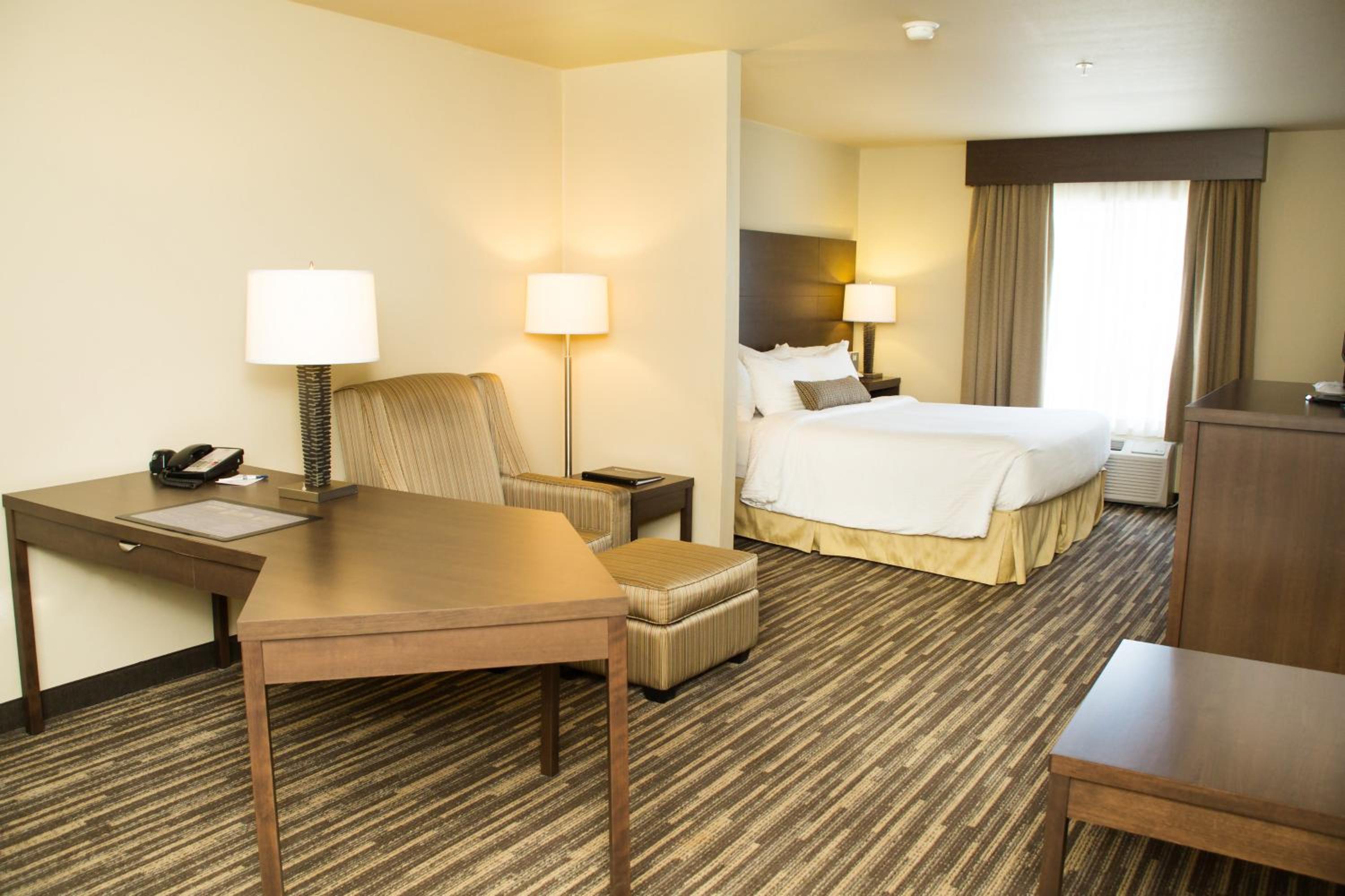 Executive King Room with Sofa Bed - Photo 4