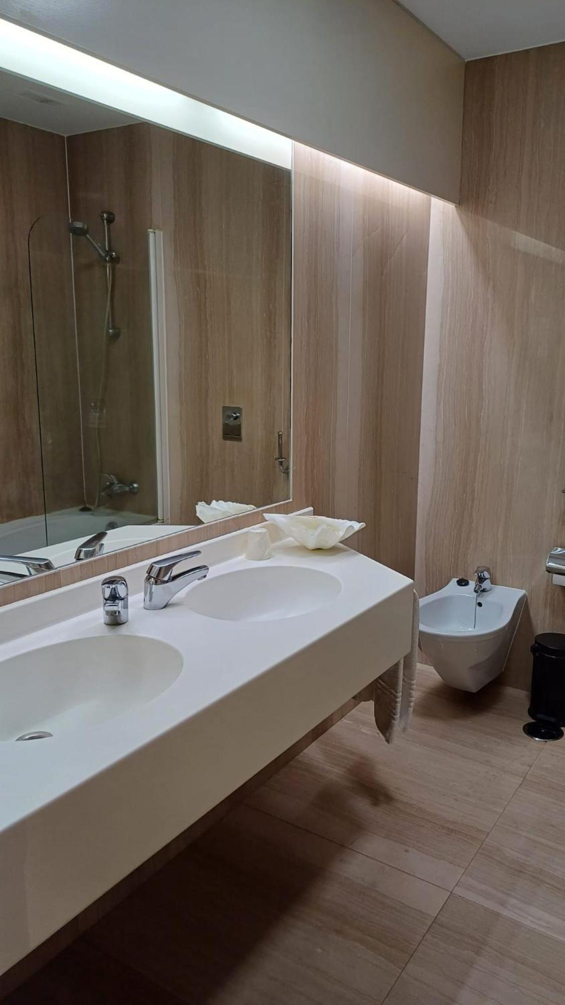 Standard Suite - Photo 3