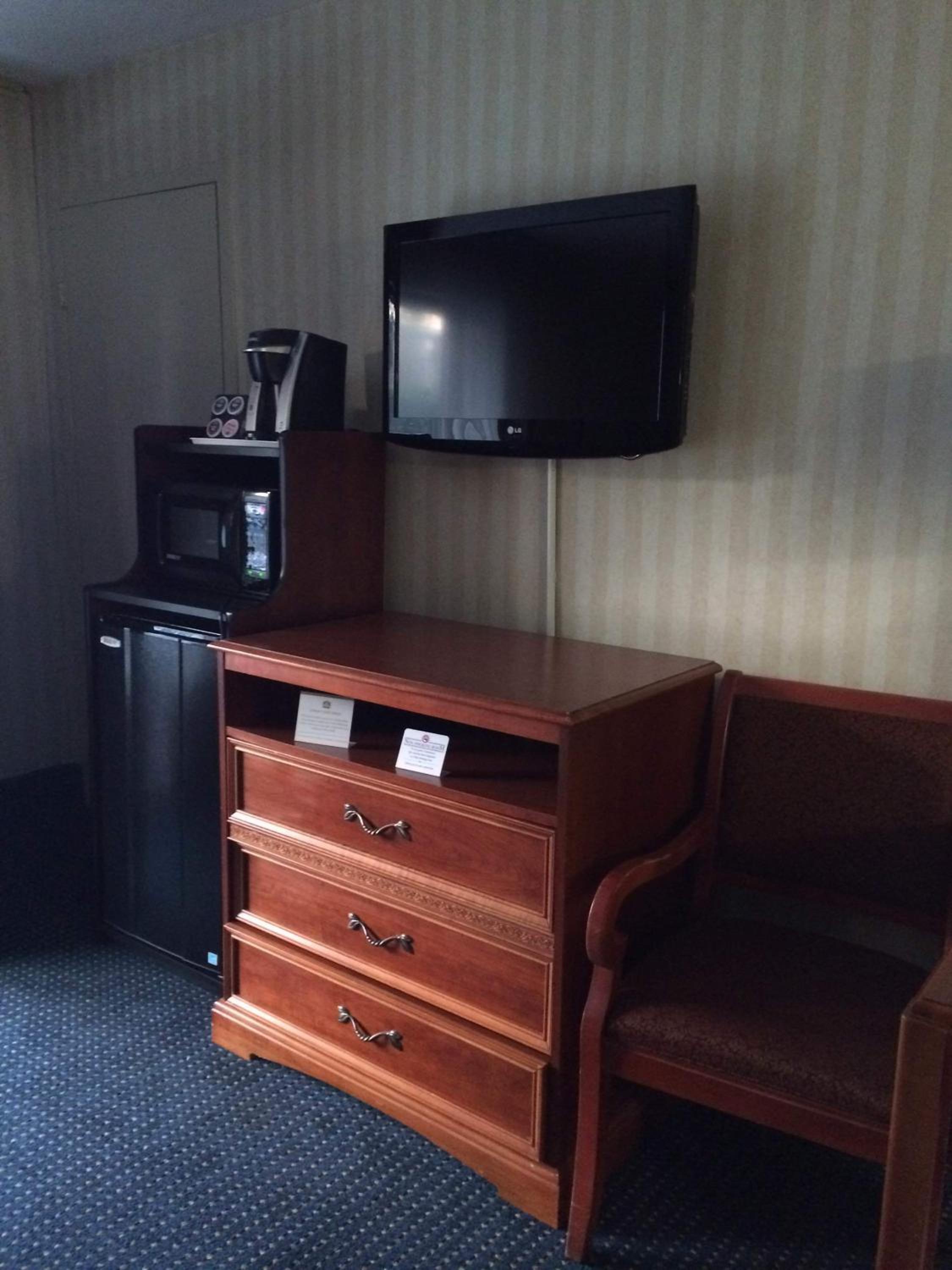 Deluxe Queen Room With Two Queen Beds - Non-Smoking photo 2
