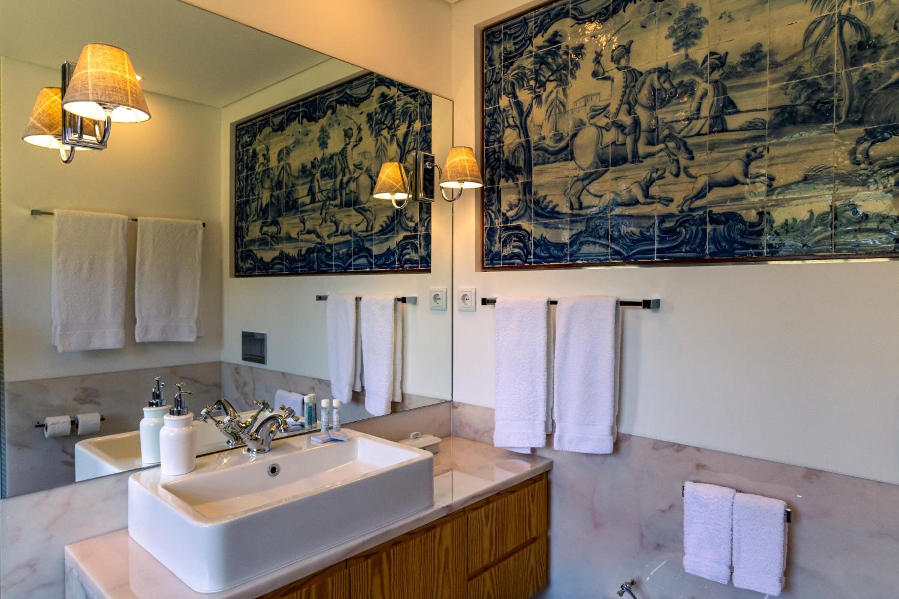Deluxe Room - Photo 13