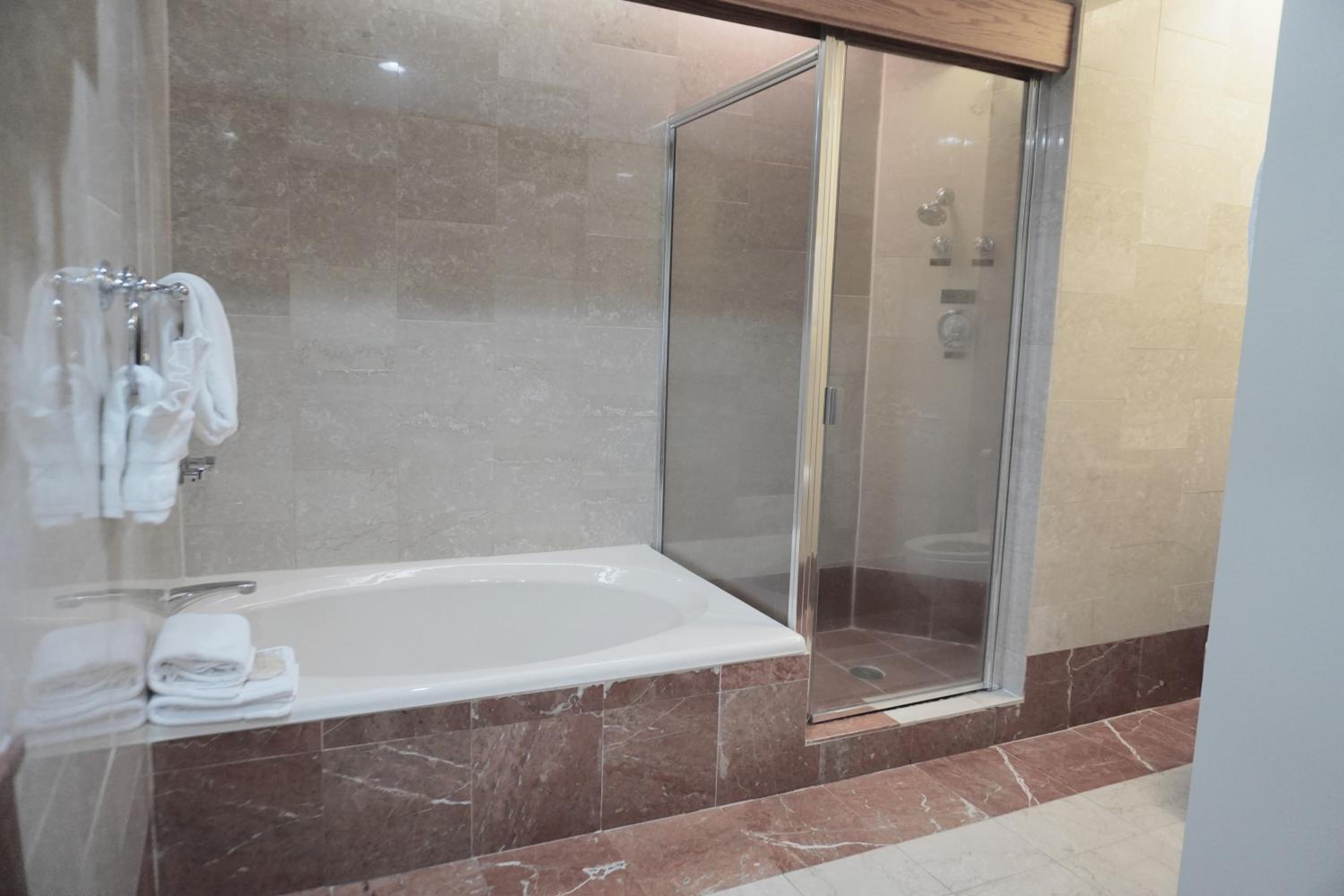 Superior King Suite with Sofa Bed - Non Smoking - Photo 4