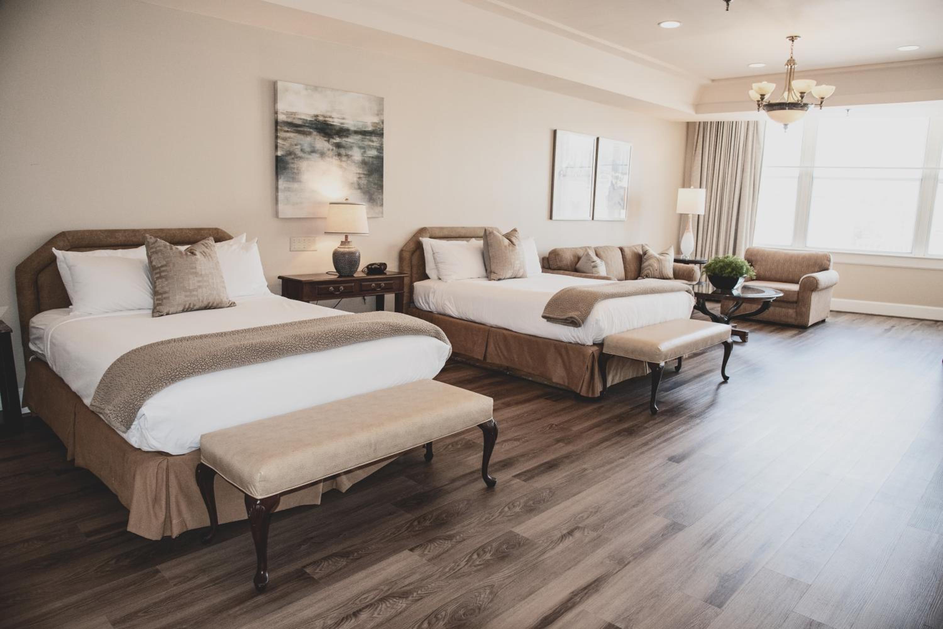 Superior Queen Suite with Two Queen Beds and Sofabed - Non Smoking - Photo 3