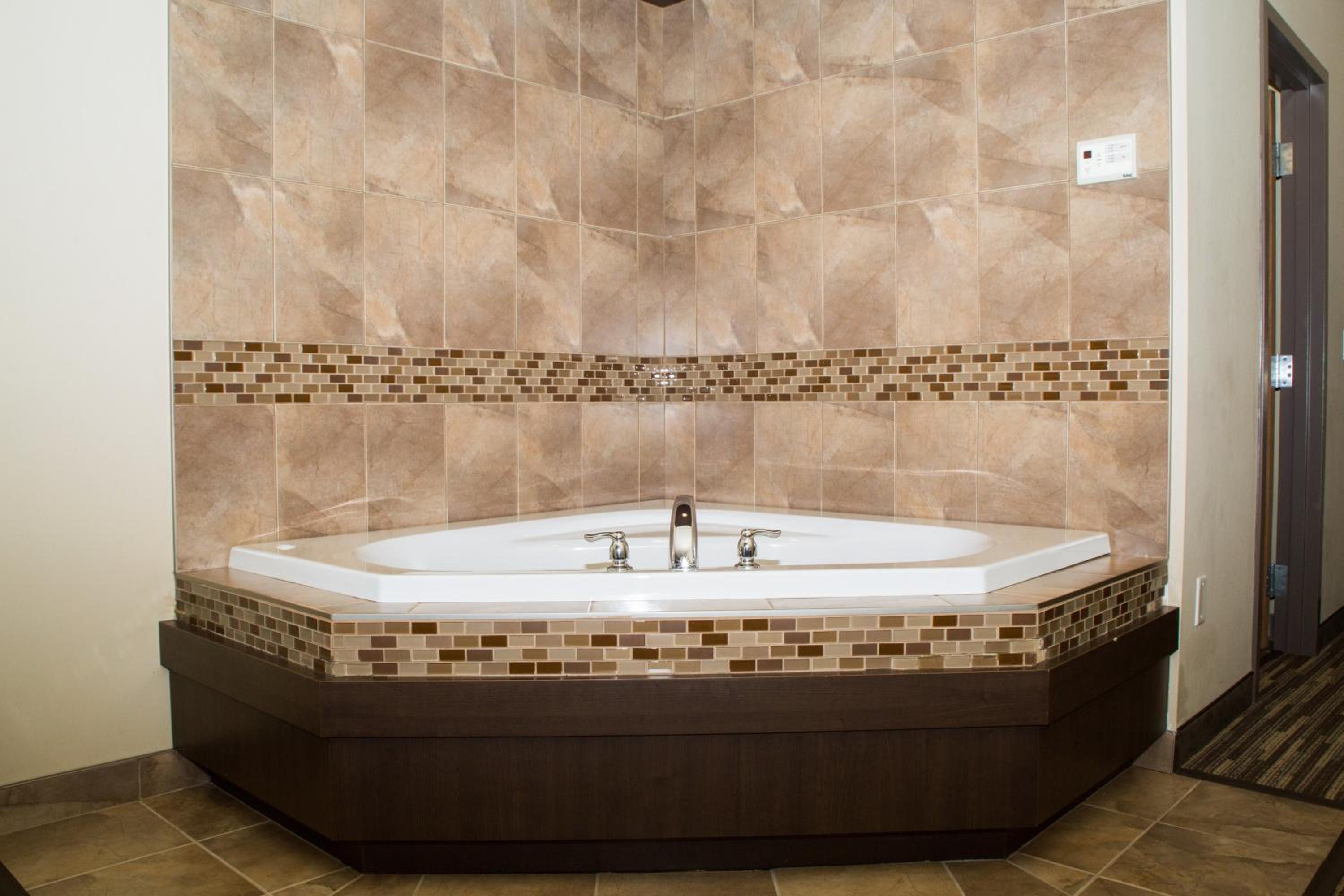 King Suite with Spa Bath - Non-Smoking - Photo 5