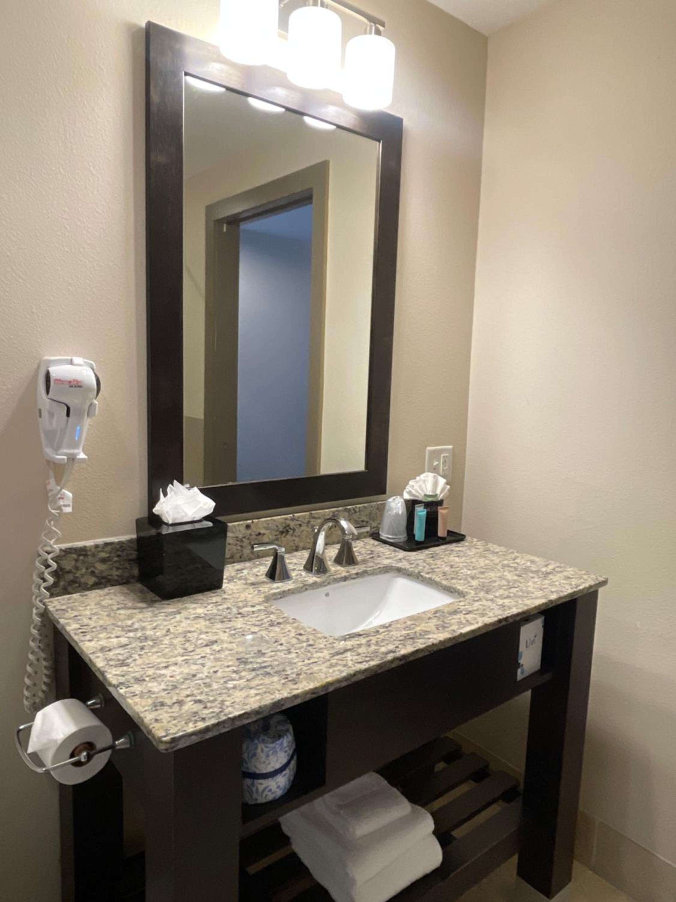 One Bedroom Deluxe Suite, Partial Ocean View - Photo 2