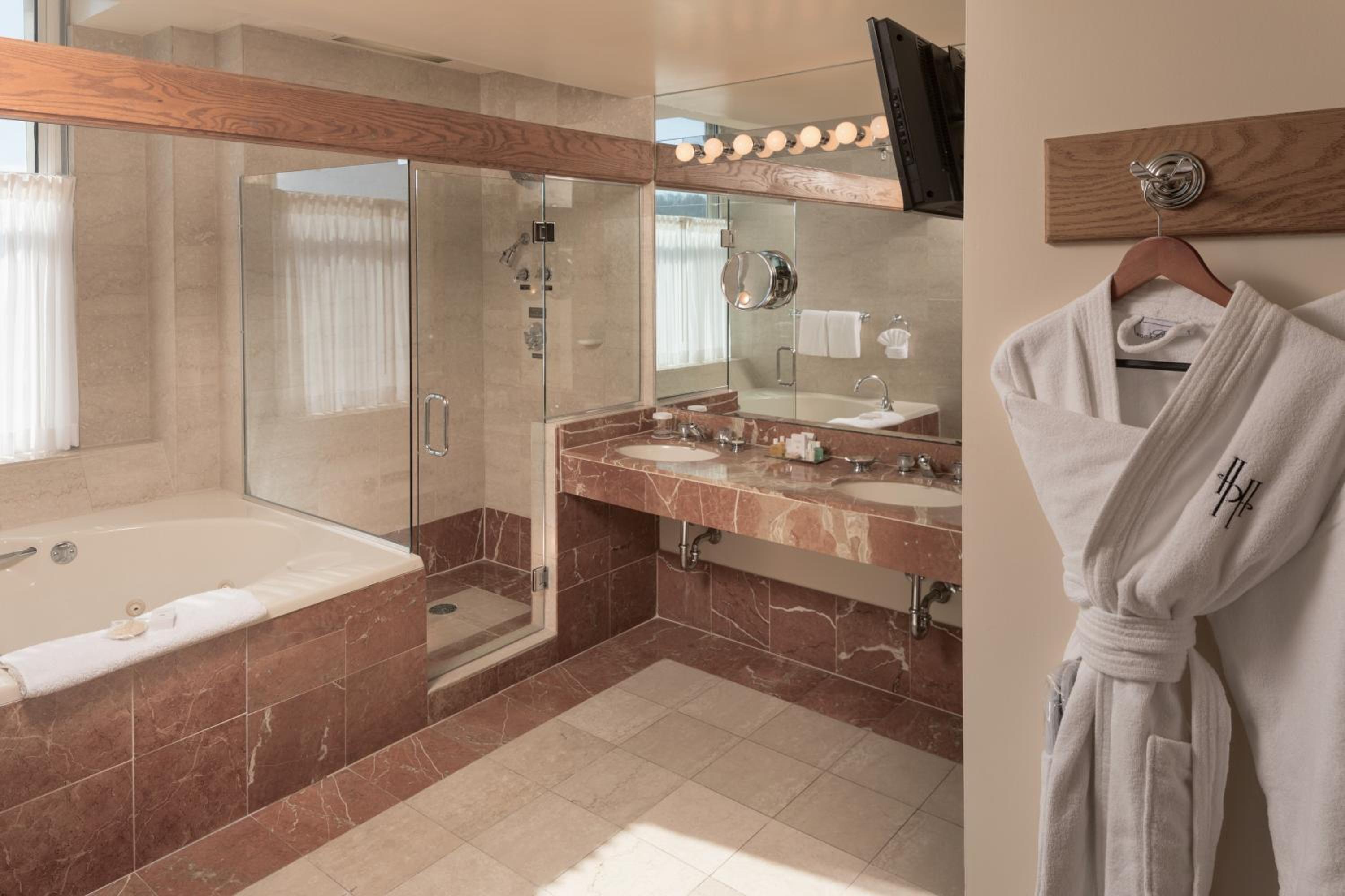 Grand King Suite with Sofabed - City View - Spa Bath/Non Smoking - Photo 4