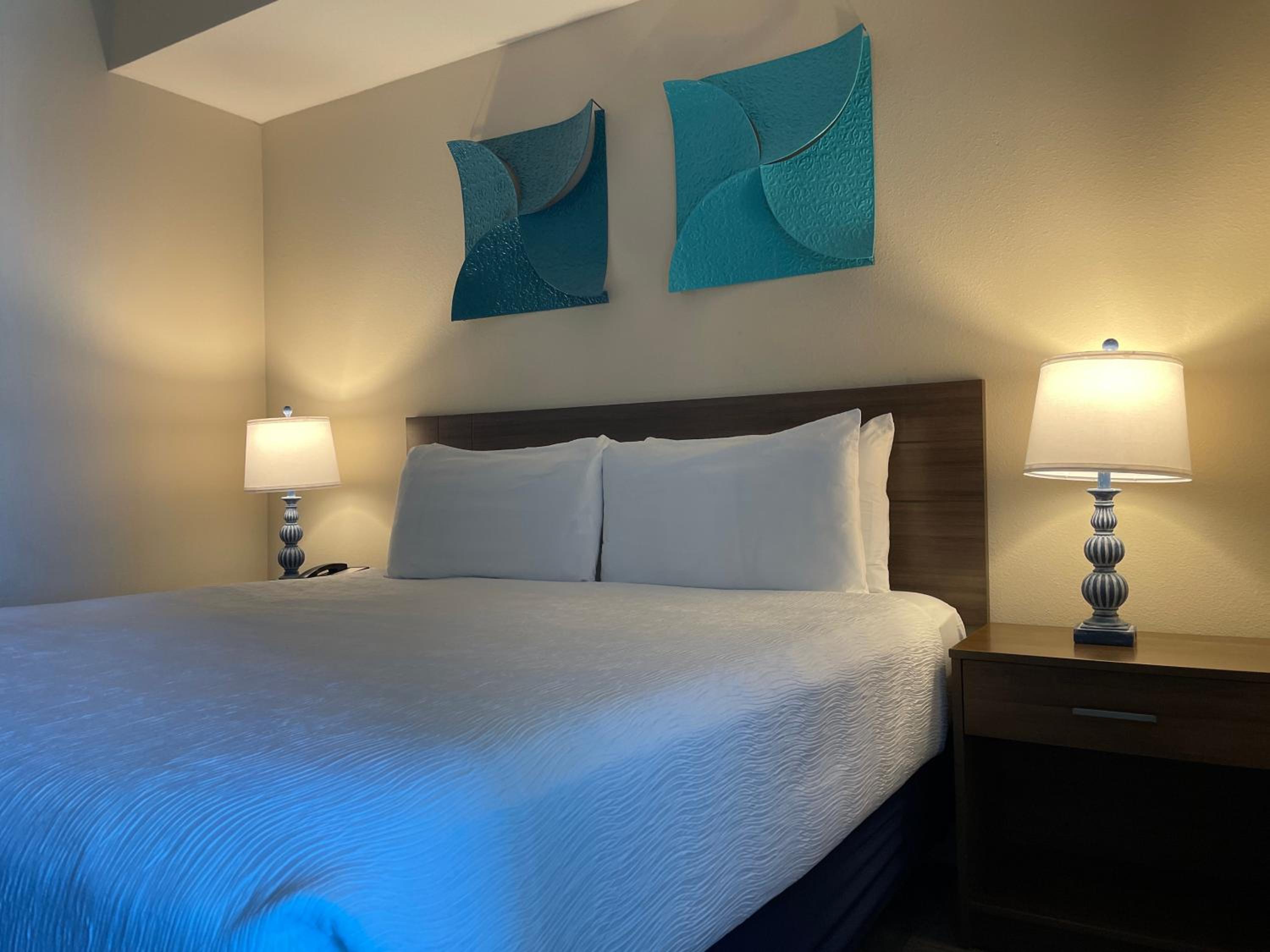 One Bedroom Deluxe Suite, Partial Ocean View - Photo 3