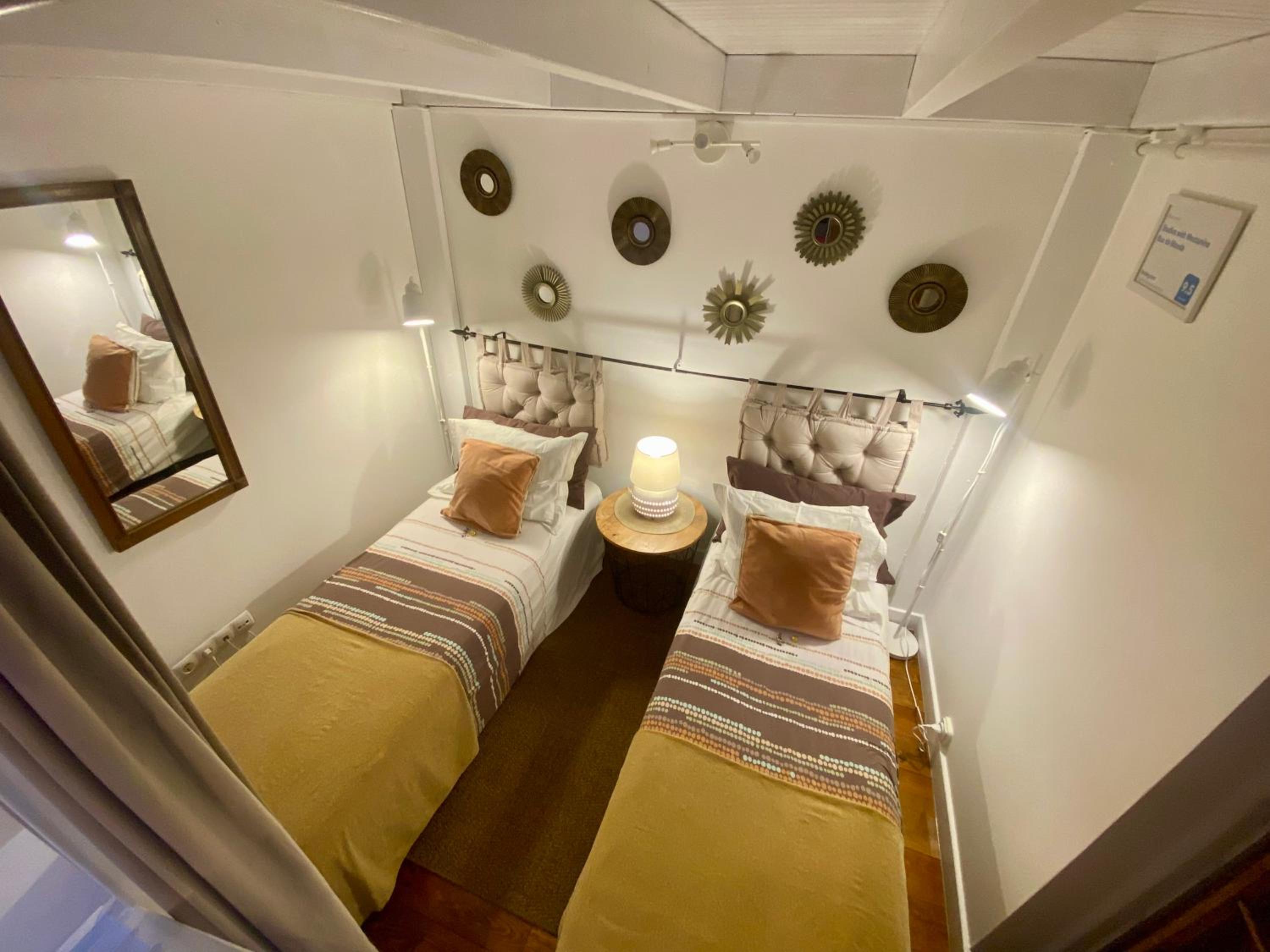 Deluxe Studio with Mezzanine - Photo 5