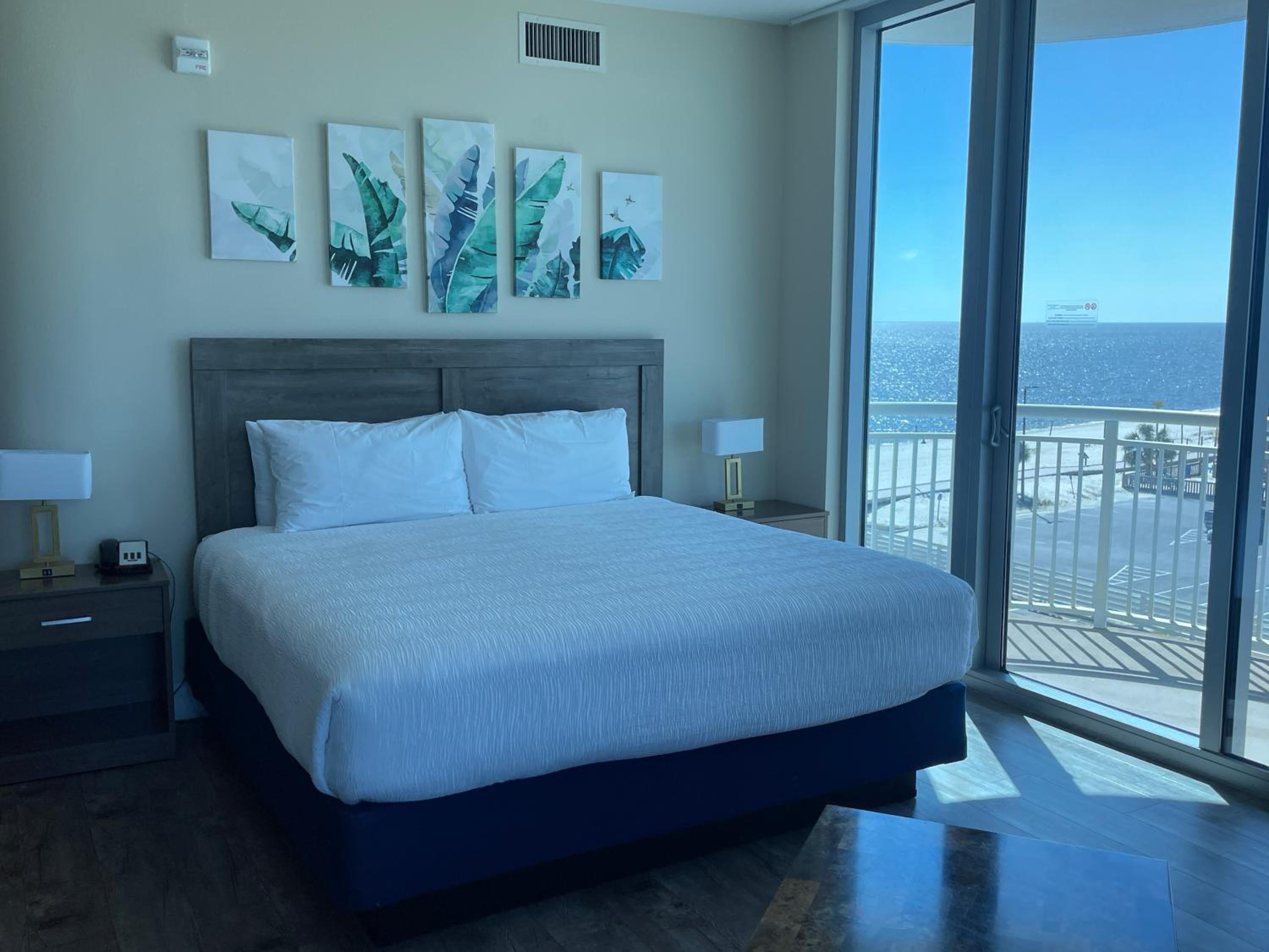 Studio Deluxe Roll-In Shower, Partial Ocean View photo 1