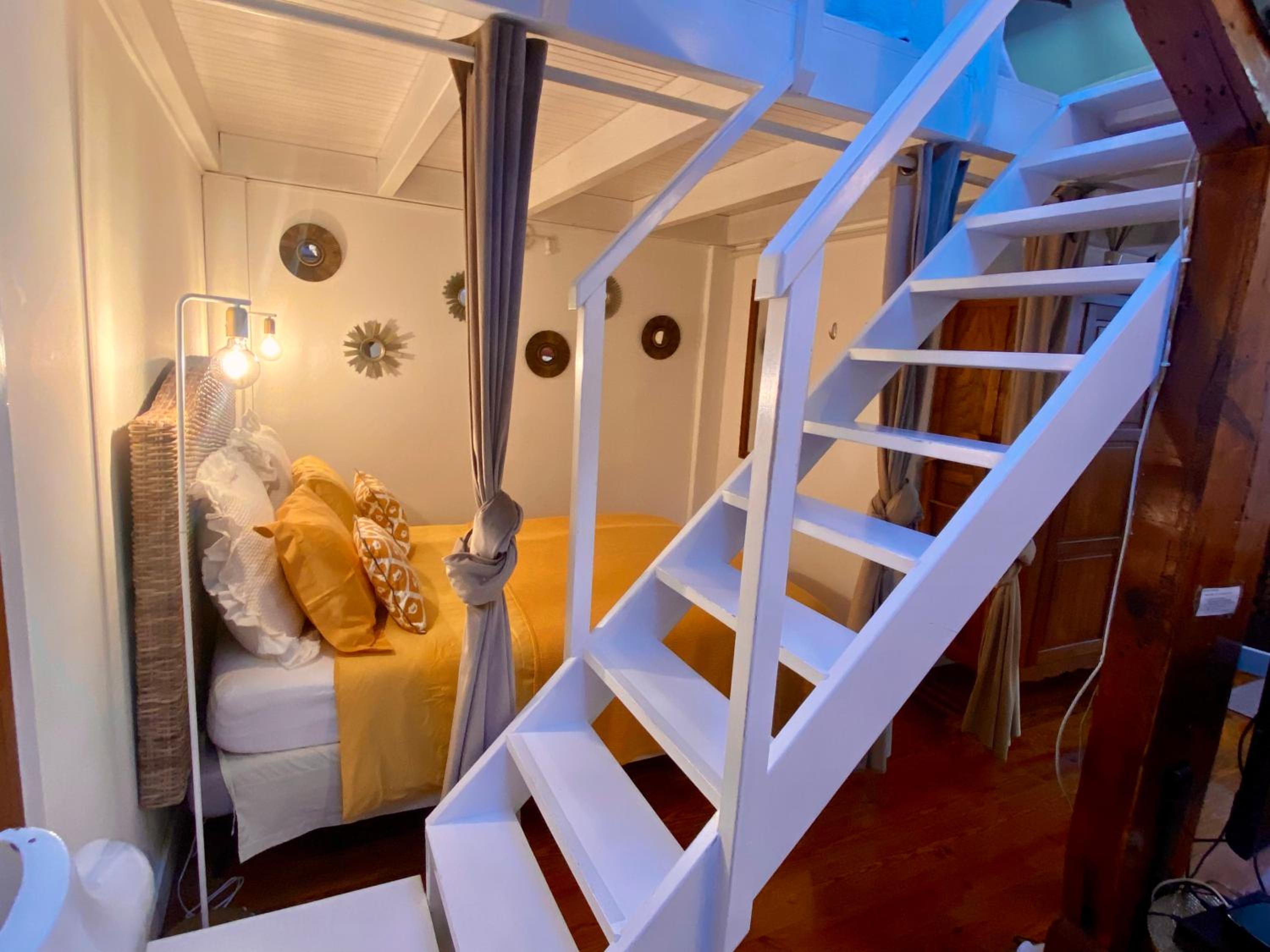 Deluxe Studio with Mezzanine - Photo 22