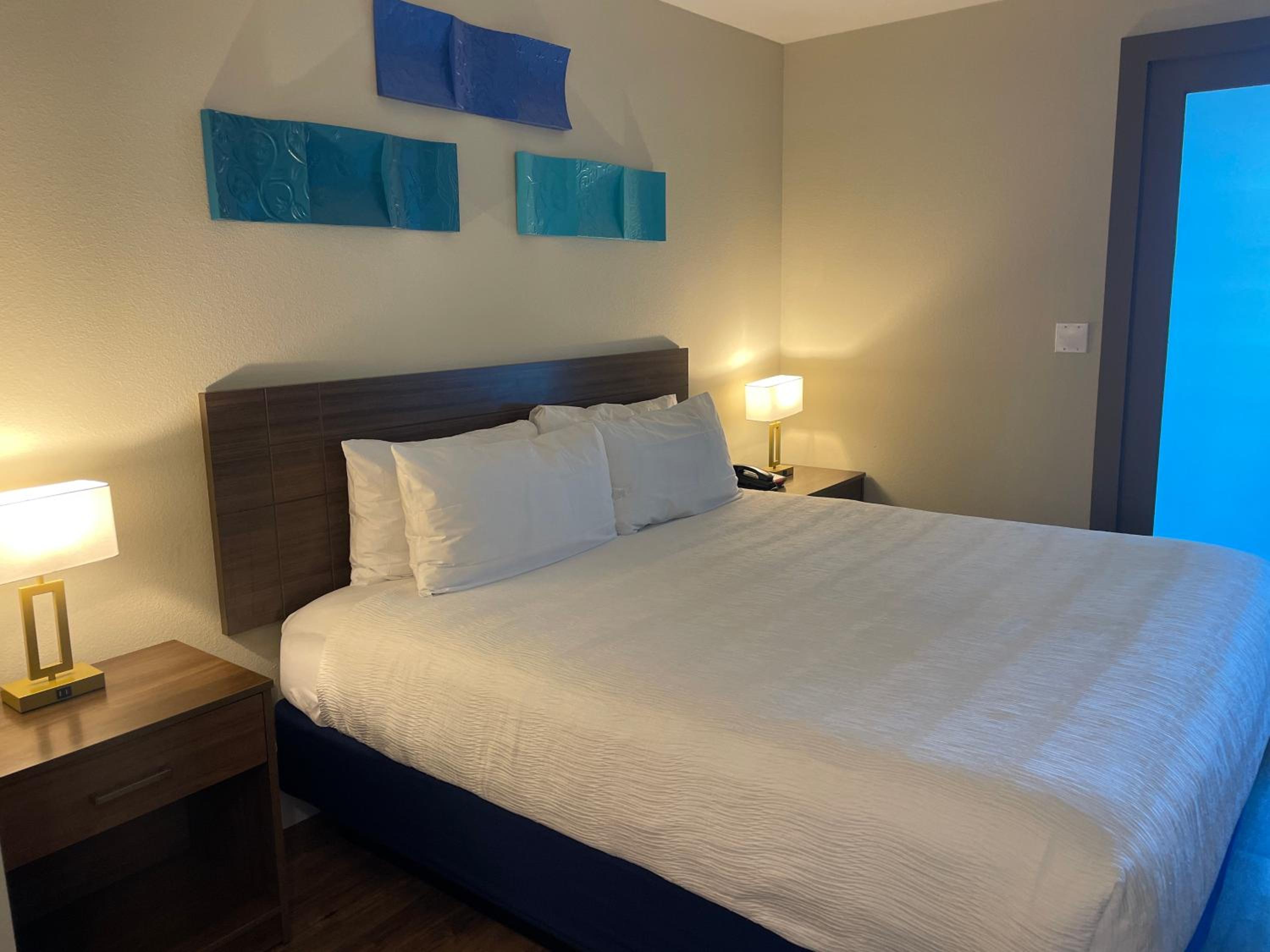 One Bedroom Suite, Partial Ocean View - Photo 2