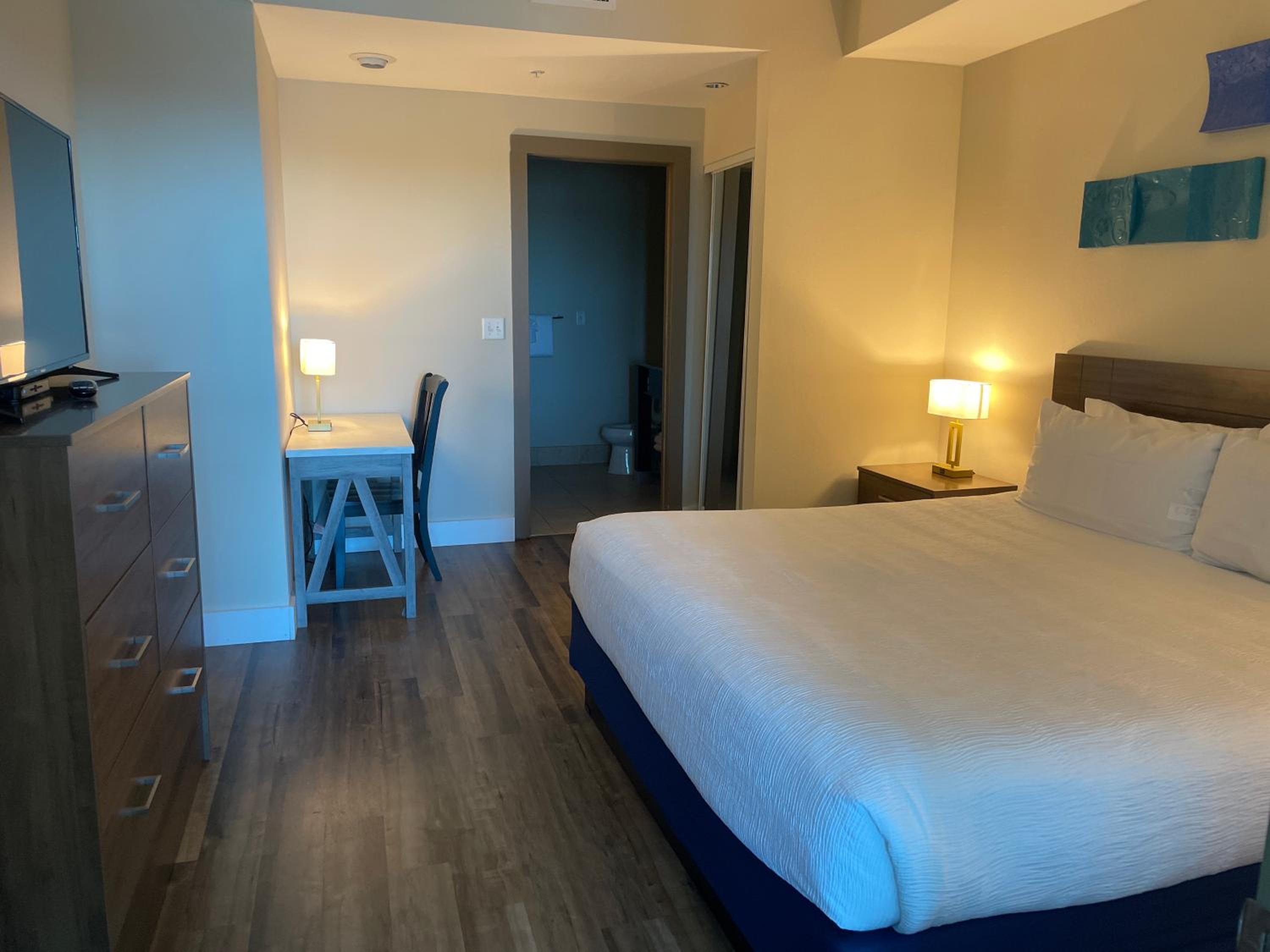 One Bedroom Suite, Partial Ocean View - Photo 5