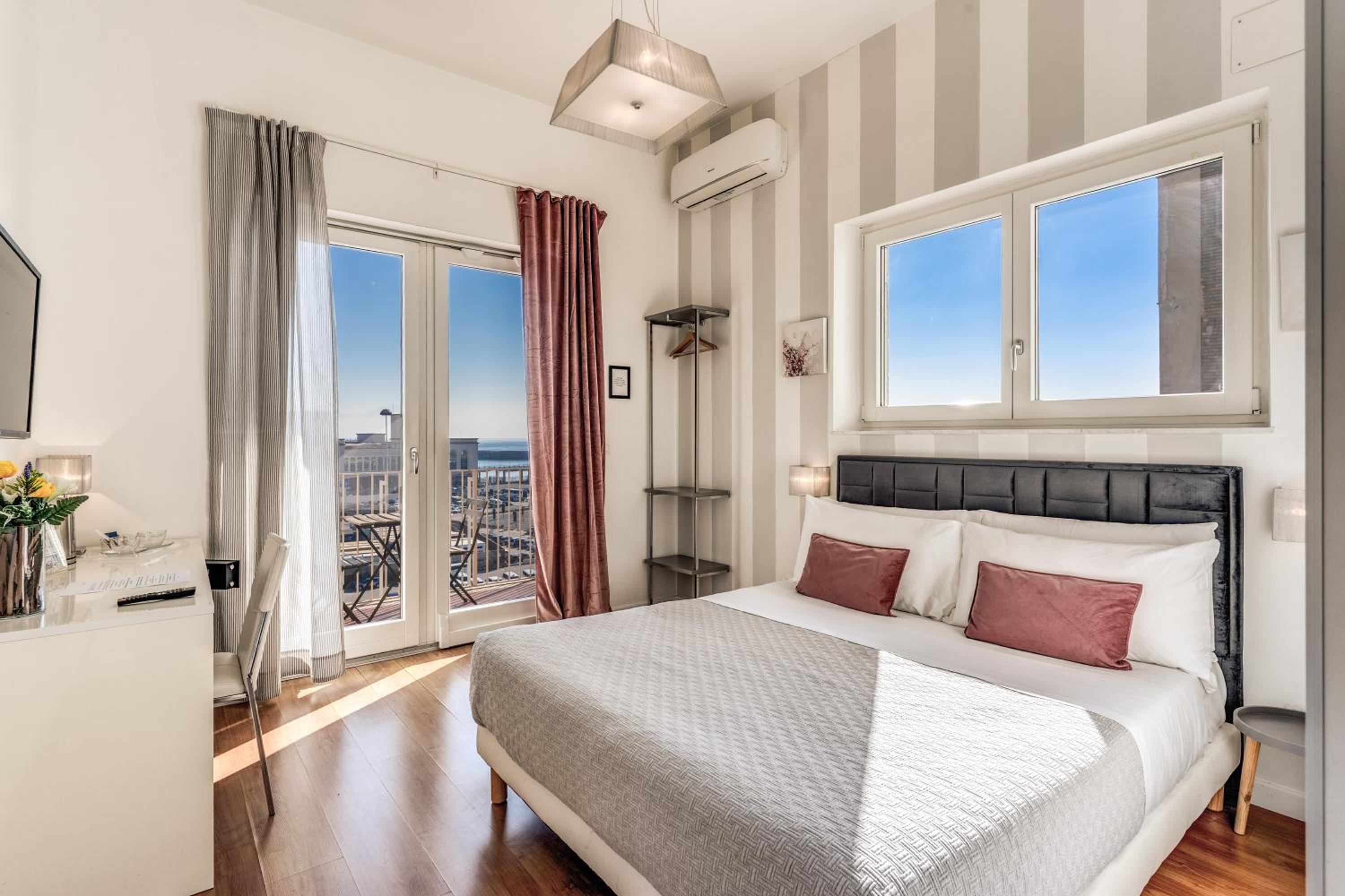 Deluxe Double Room with Balcony and Sea View
