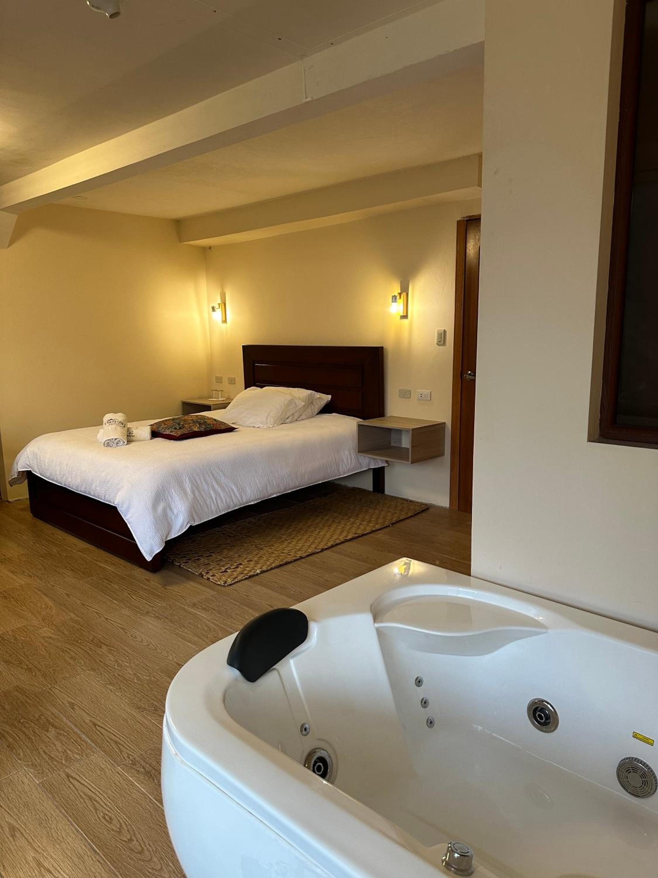 Queen Suite with Spa Bath photo 1