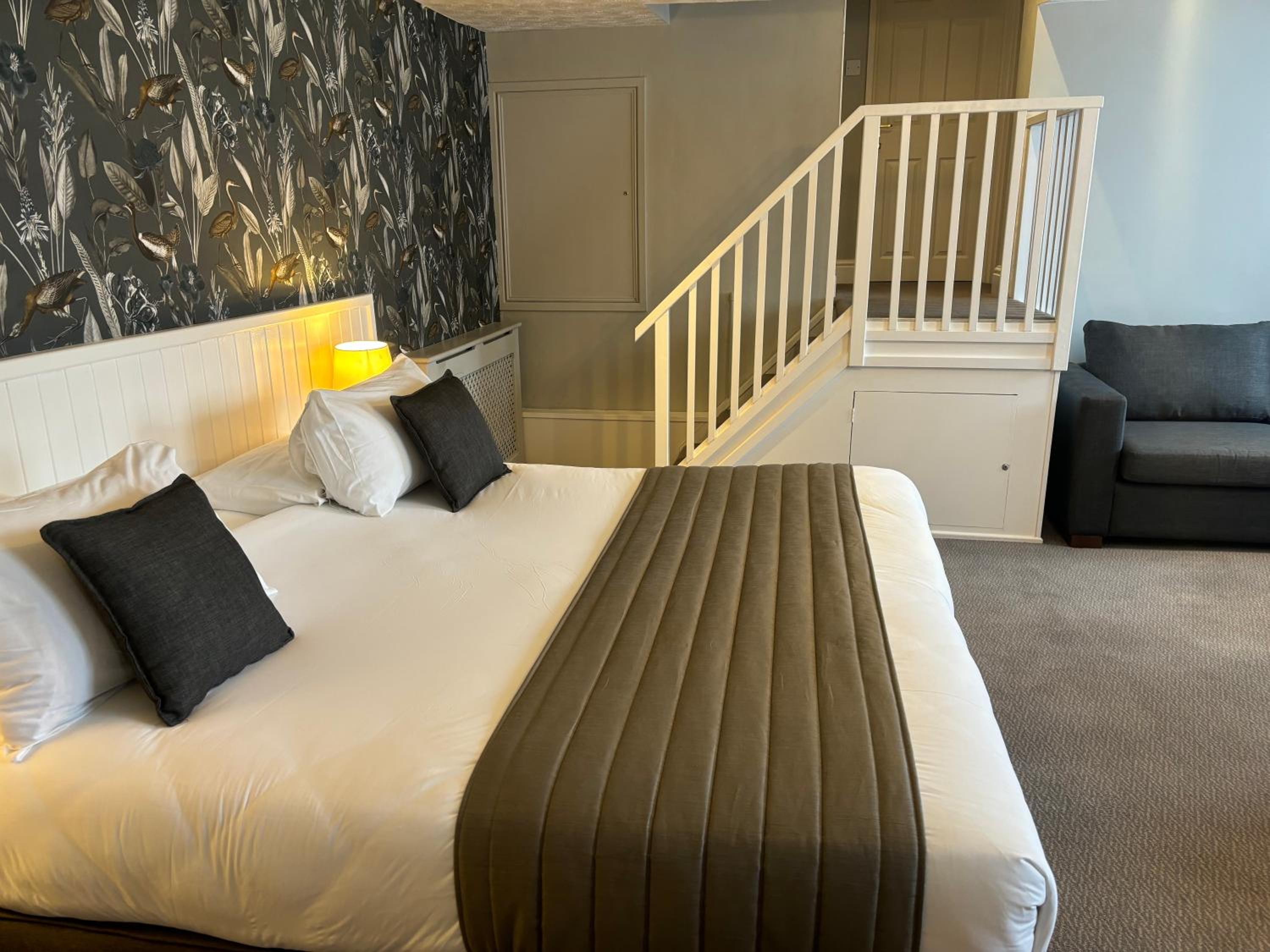 Executive Queen Room With Sofa Bed photo 3