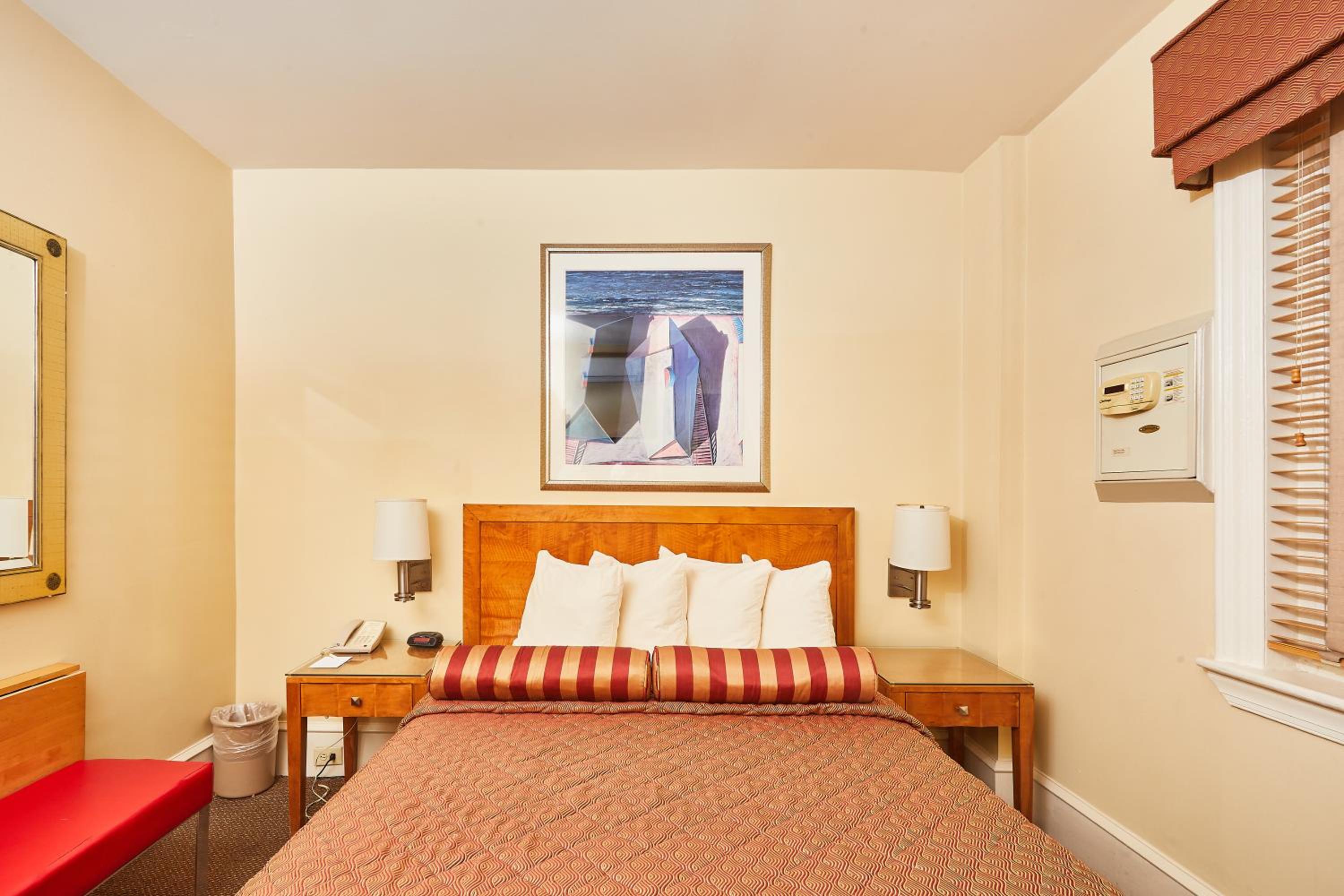 Standard Queen Room photo 1