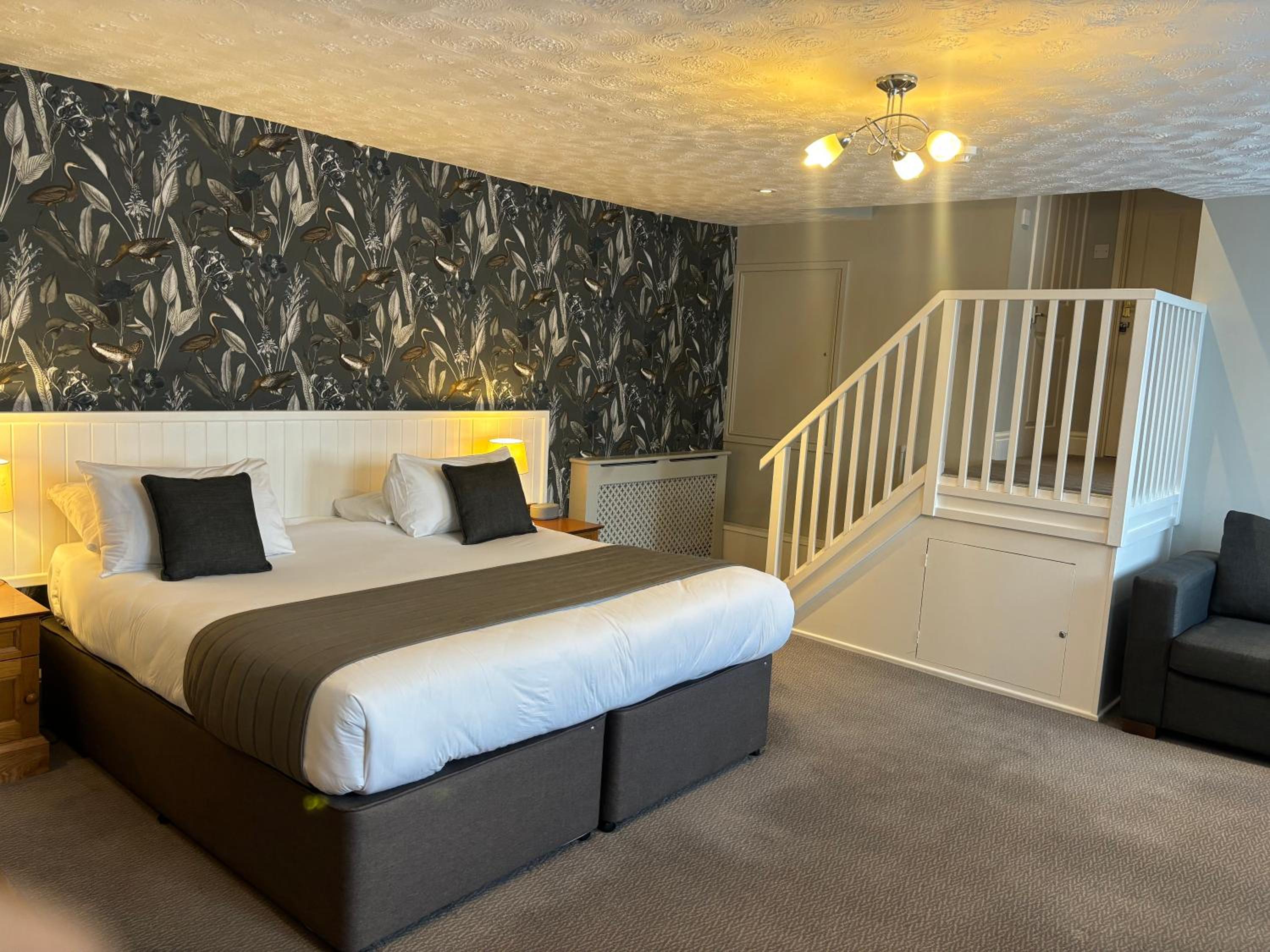 Executive Queen Room With Sofa Bed photo 2