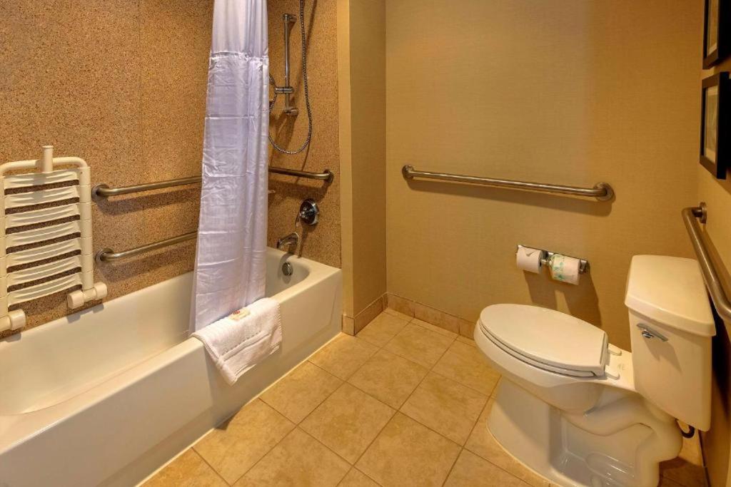 King Suite with Accessible Tub - Accessible/Non-Smoking - Photo 2