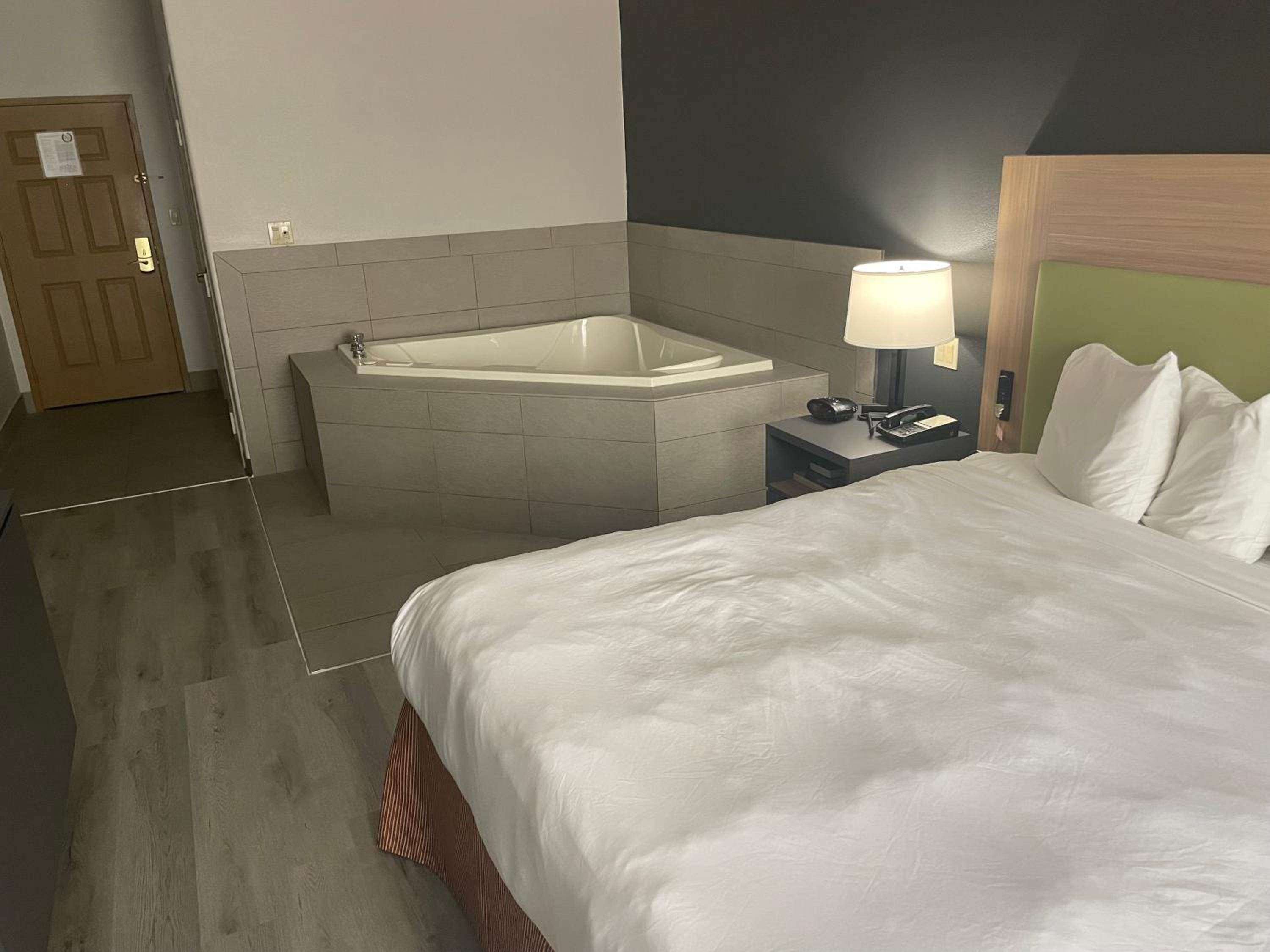 King Suite with Whirlpool - Non-smoking - Photo 2