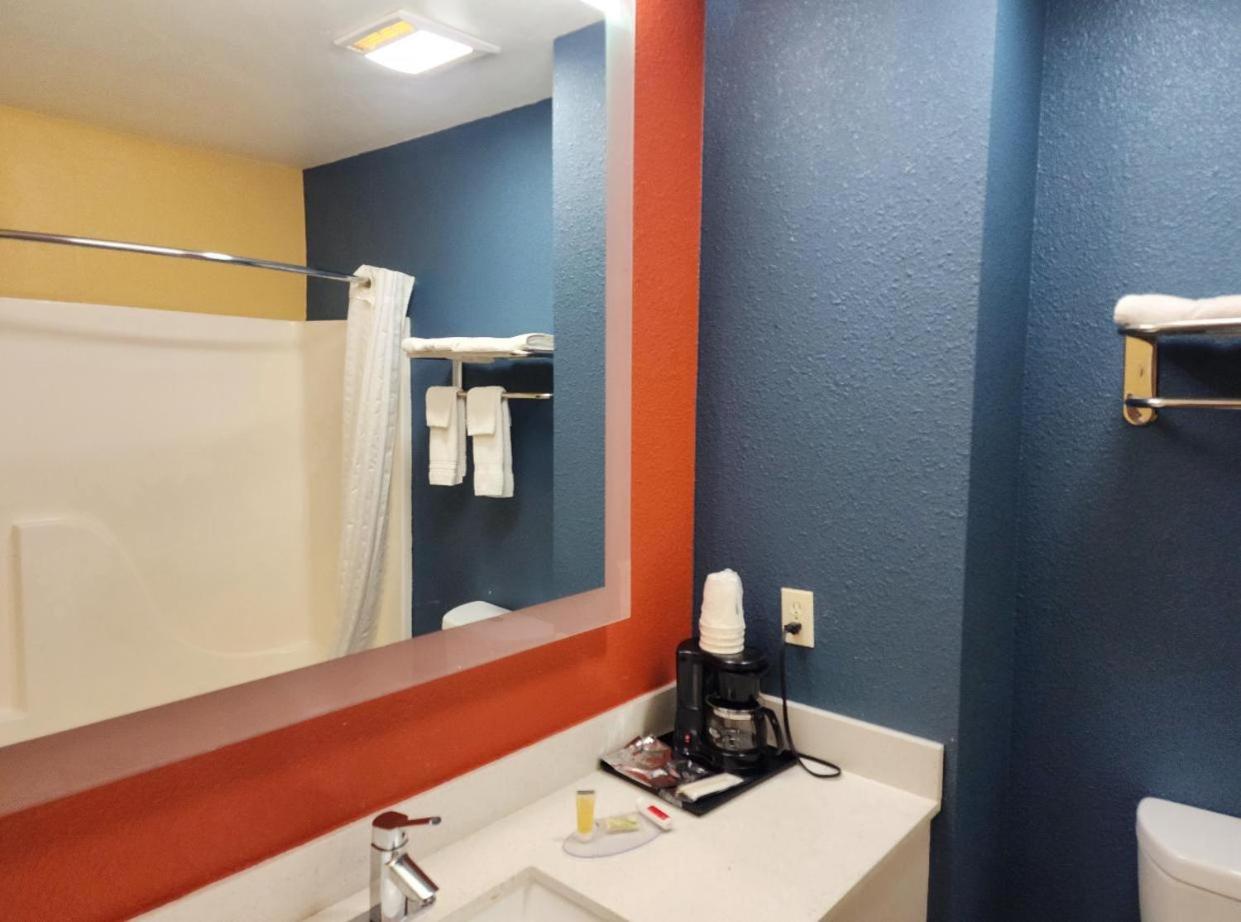 King Room - Mobility Accessible/Non-Smoking - Photo 4