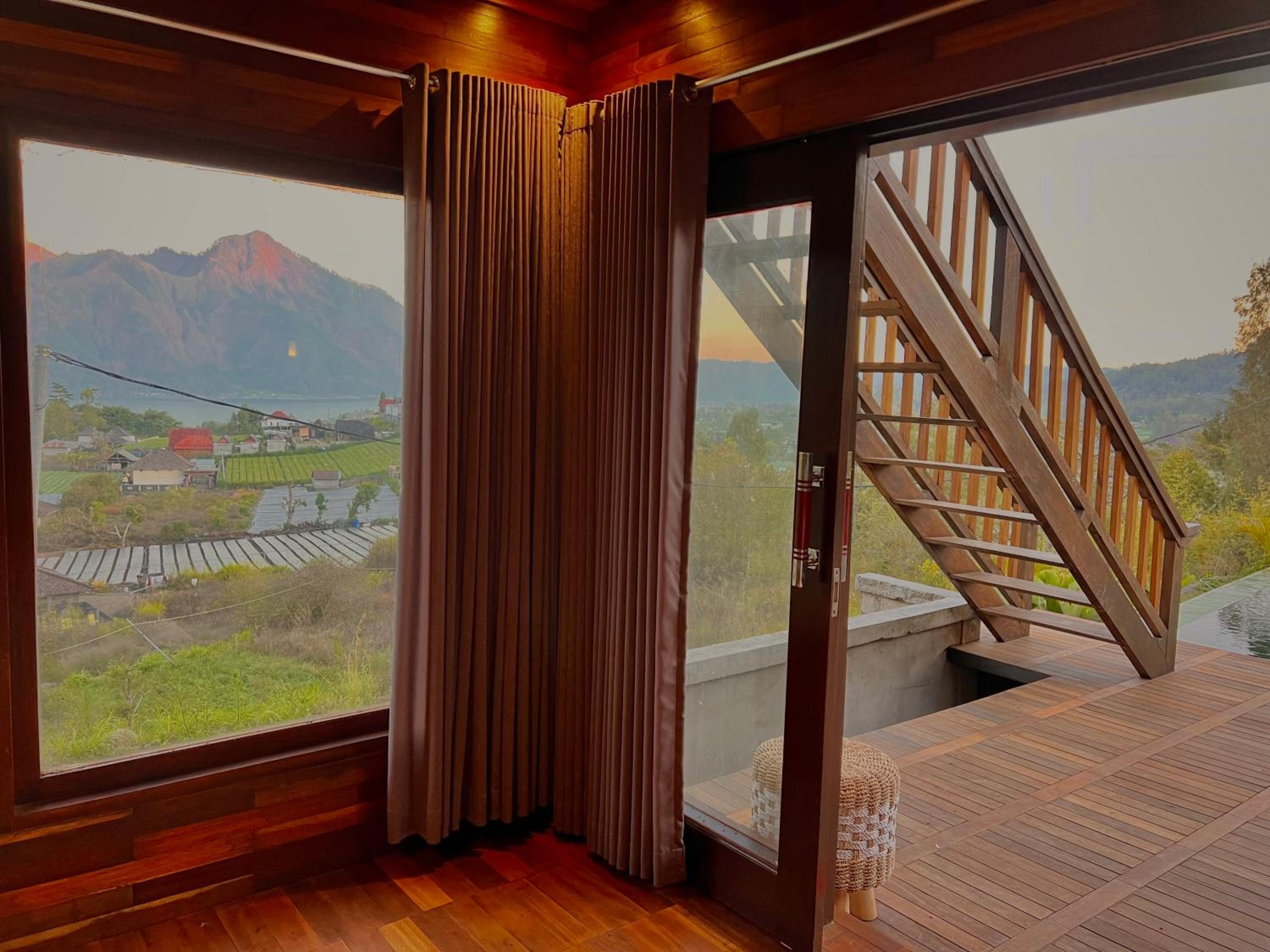 Family Room With Lake View photo 3
