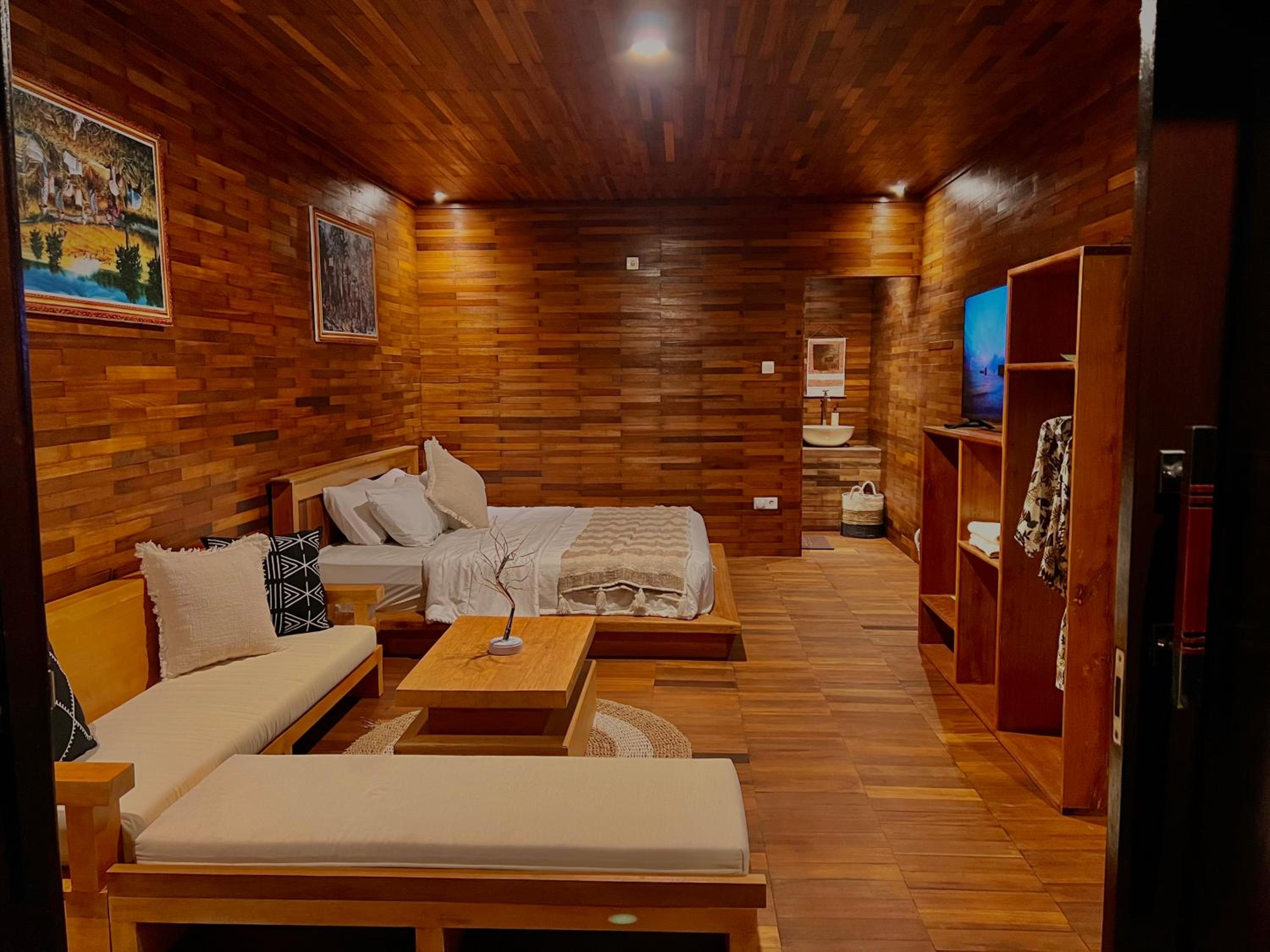 Family Room With Lake View photo 1