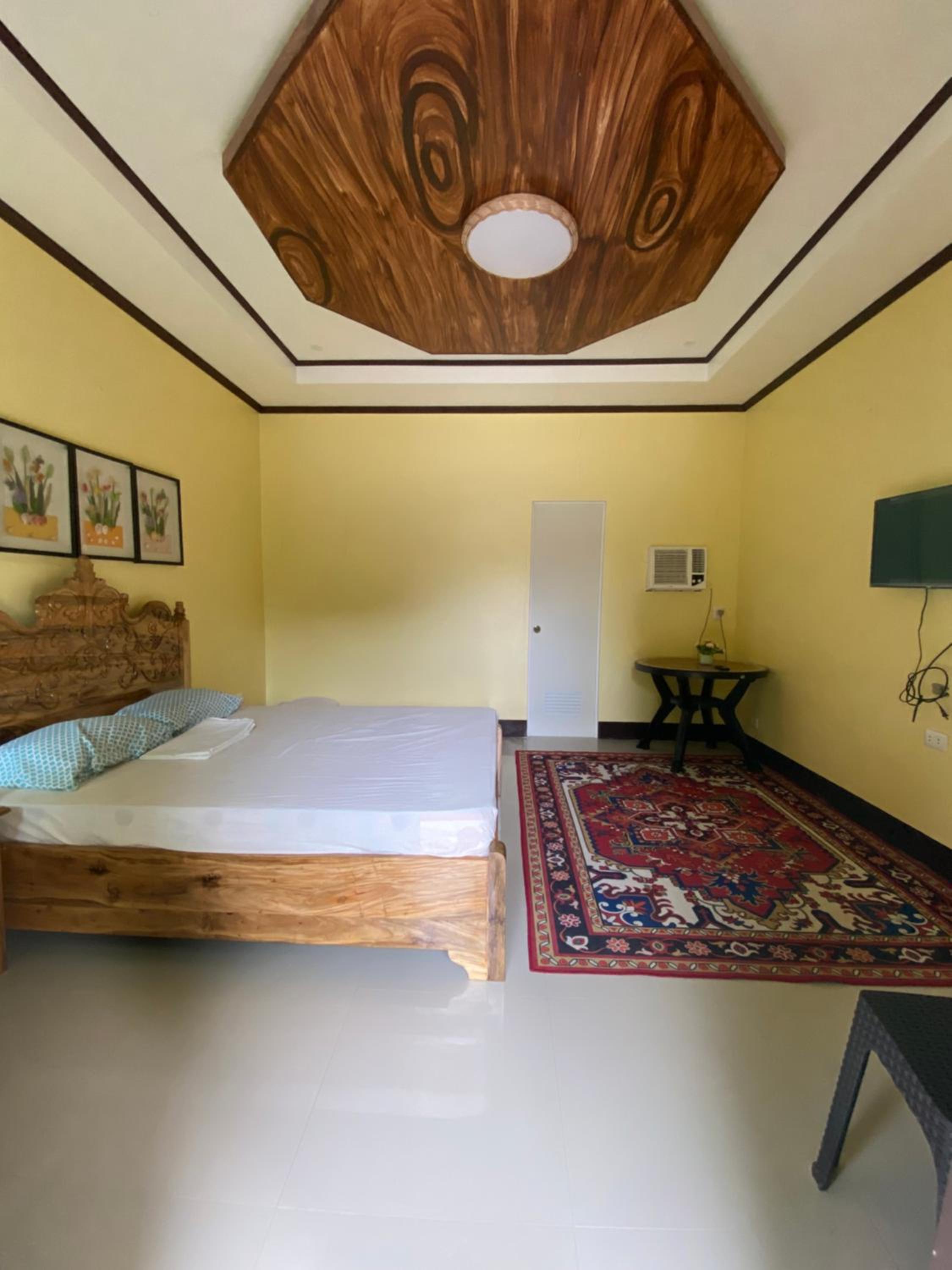 Deluxe Double Room (2 Adults + 1 Child) - Photo 1