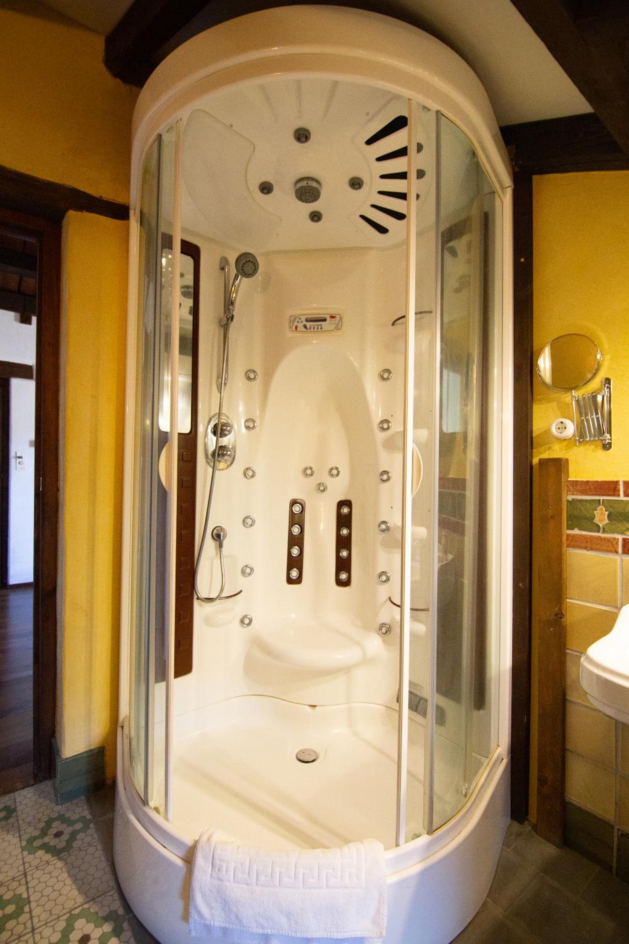Deluxe Double Room with Balcony - Photo 14