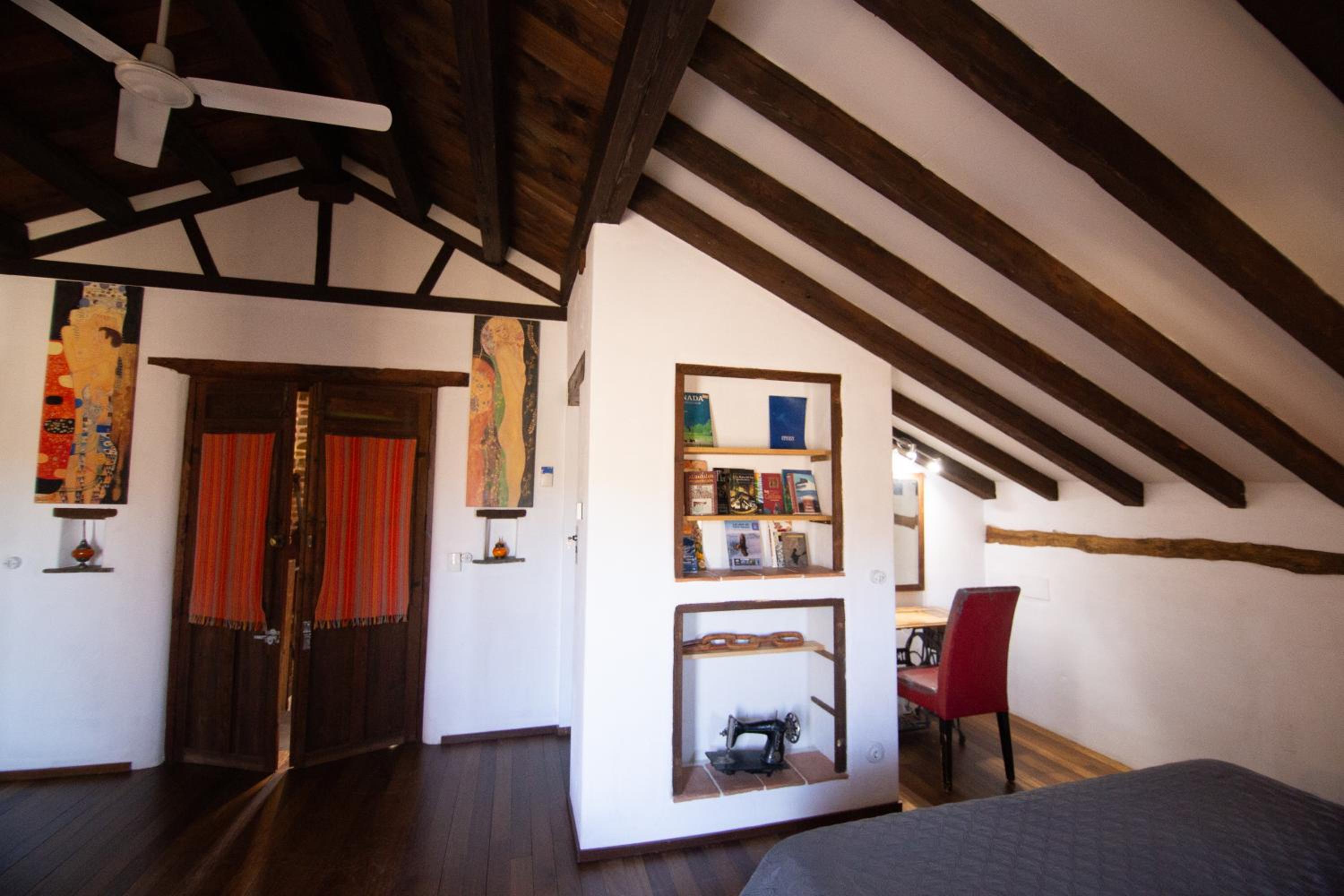 Deluxe Double Room with Balcony - Photo 7