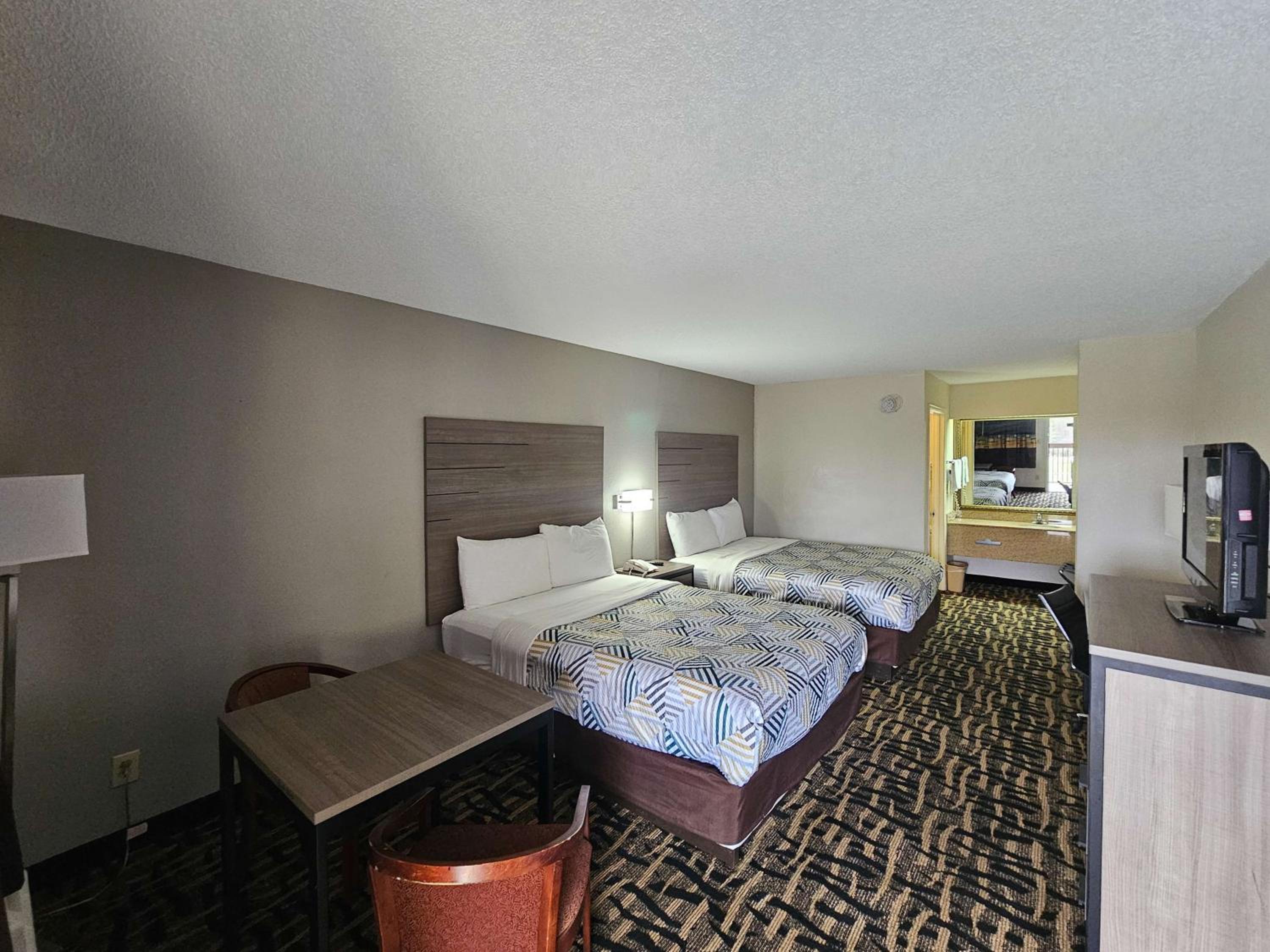 Queen Room with Two Queen Beds - Non-Smoking - Photo 8