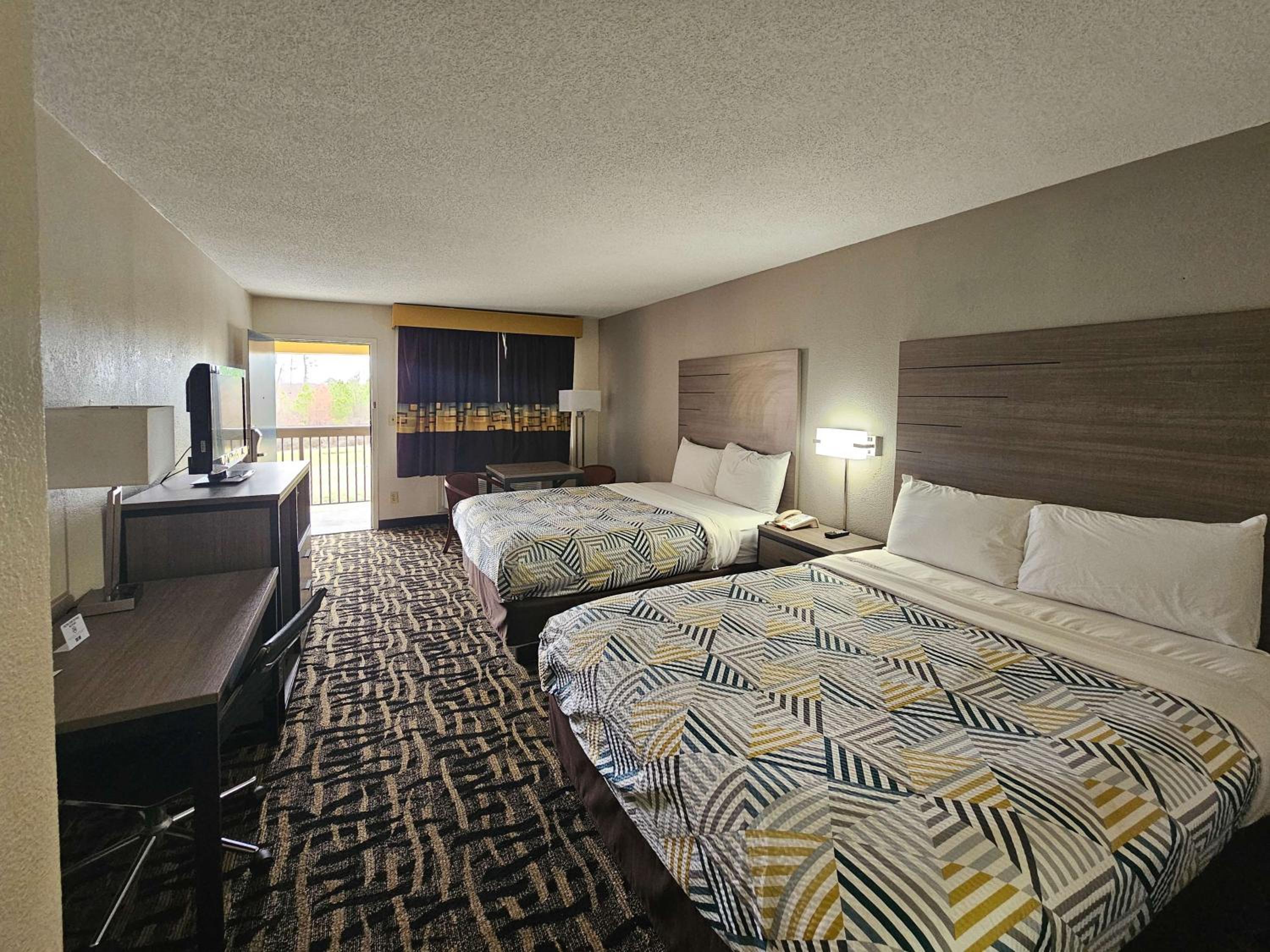 Queen Room with Two Queen Beds - Non-Smoking - Photo 1