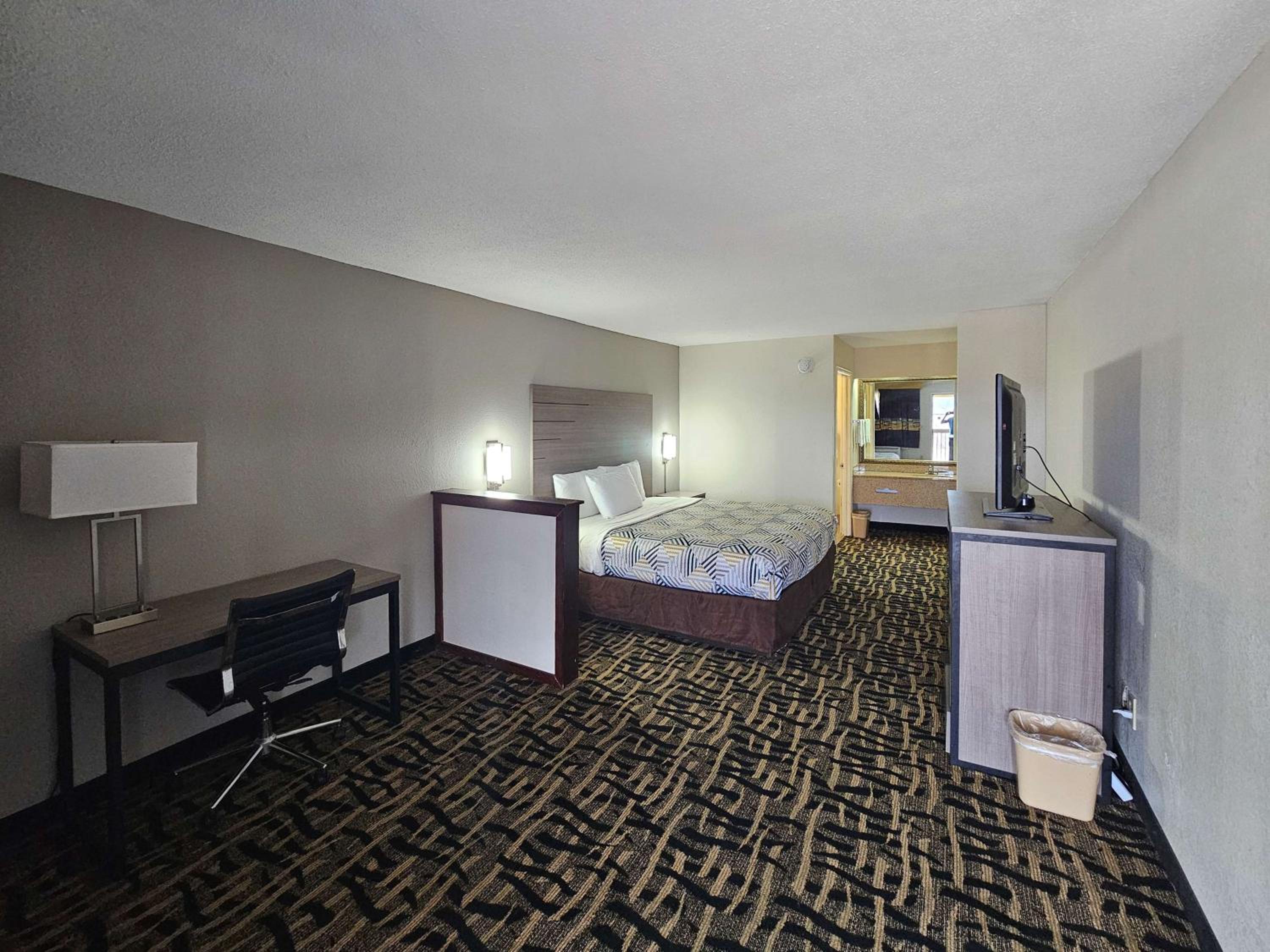 King Room with Roll-in Shower - Disability Access - Non-Smoking - Photo 1