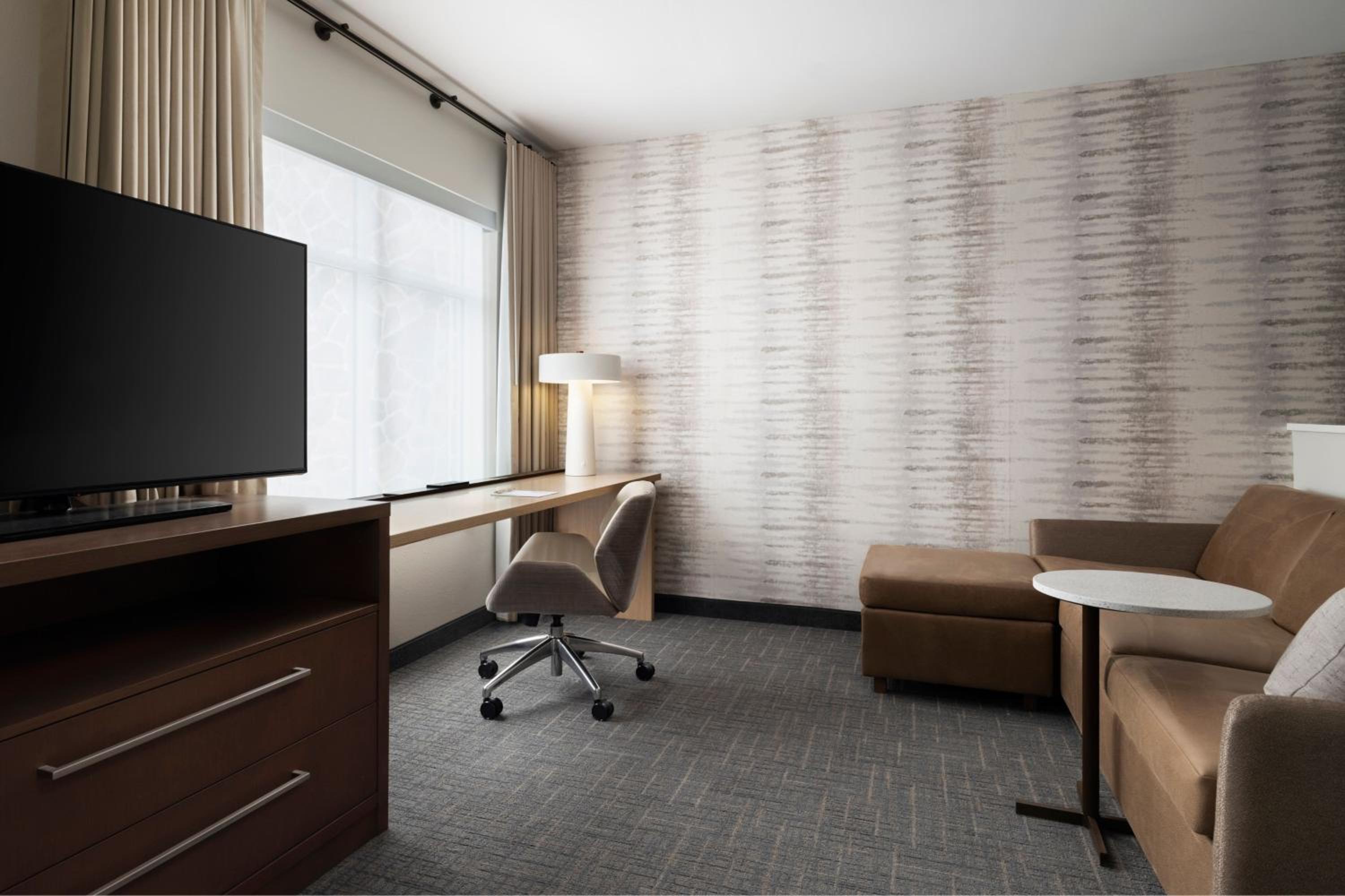 One-Bedroom King Suite with Sofa Bed  - Photo 5