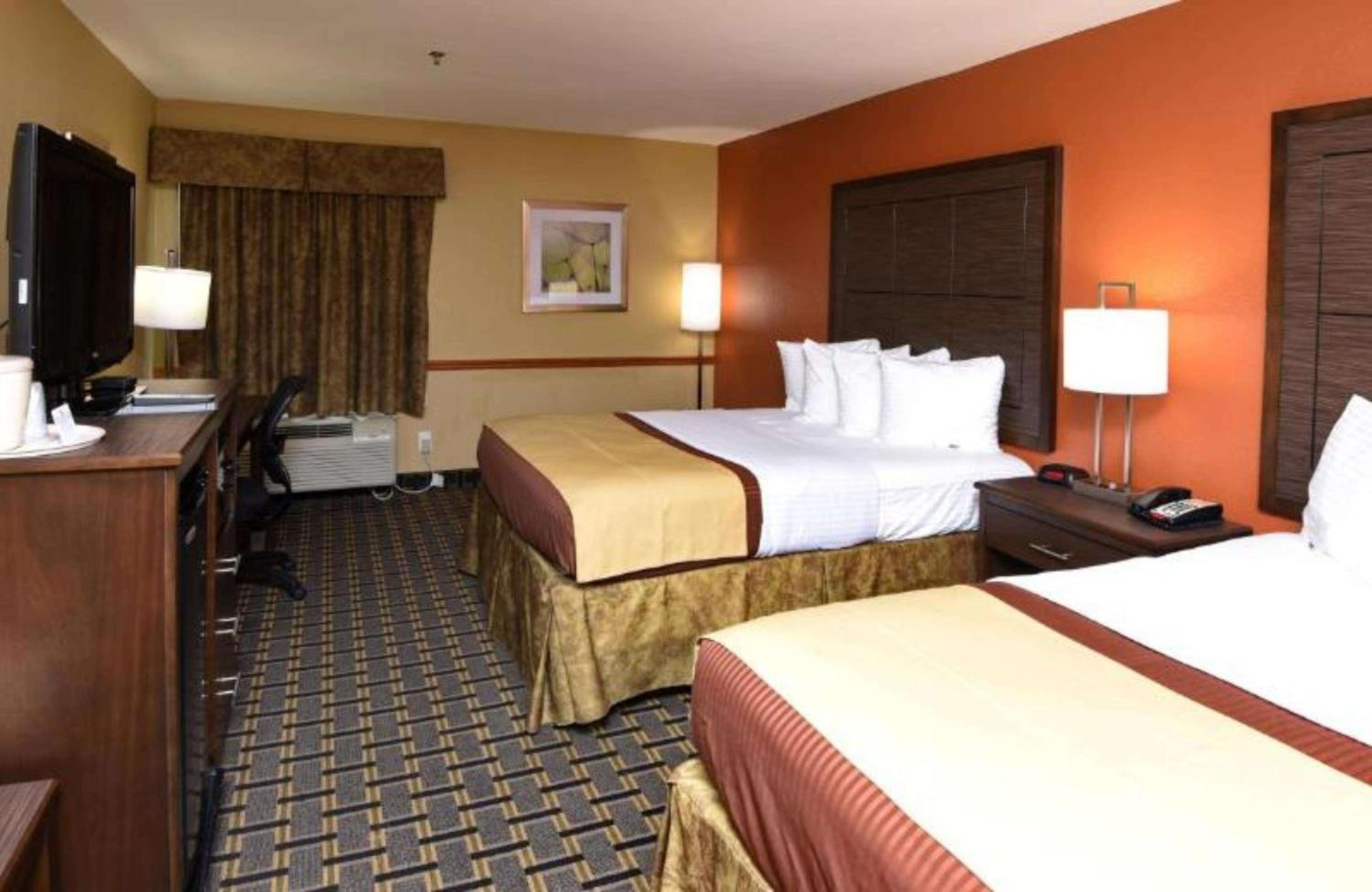 Queen Room with Two Queen Beds - Non-Smoking photo 1