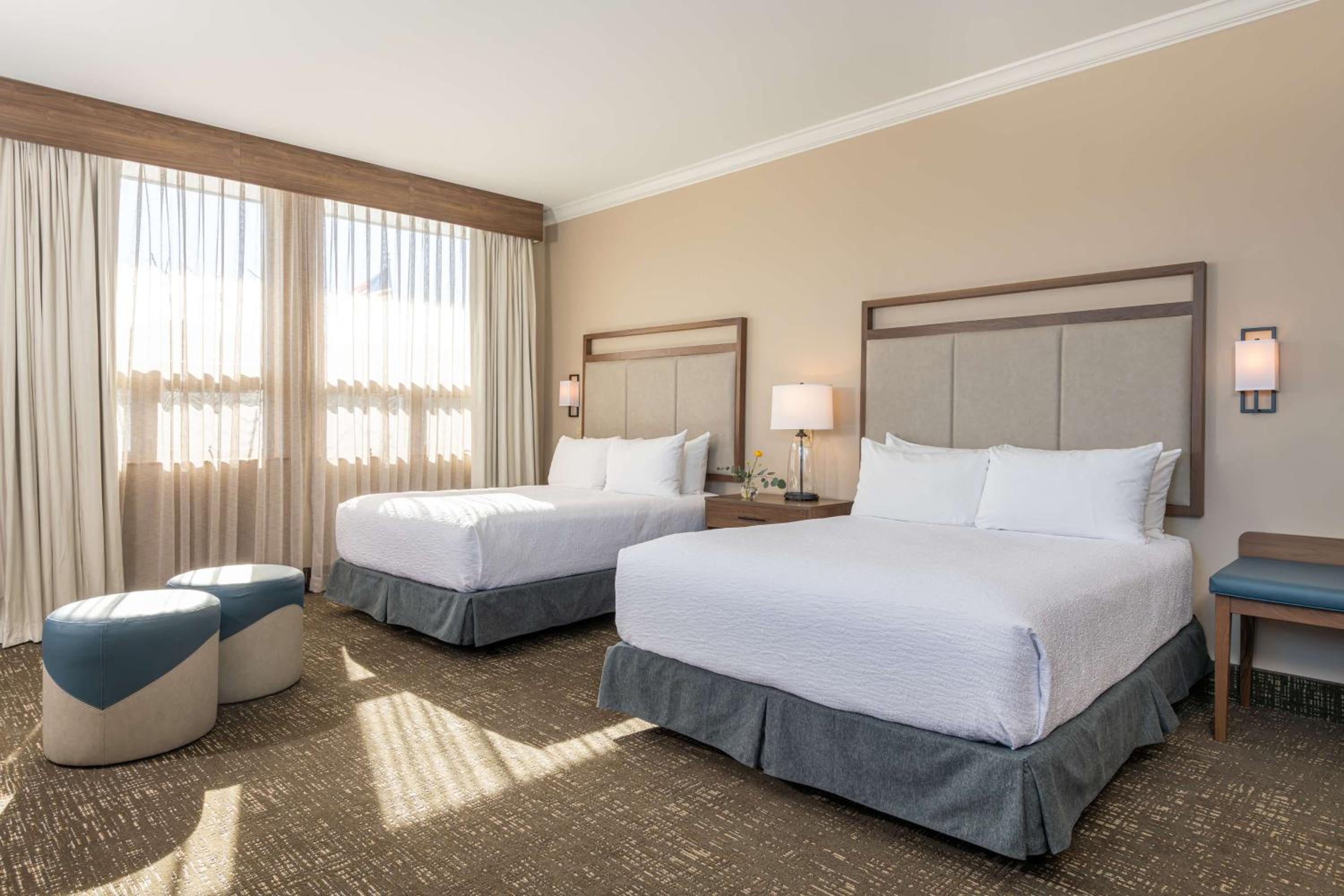 Queen Suite with Two Queen Beds, Spa Bath and Fireplace - Mountain View