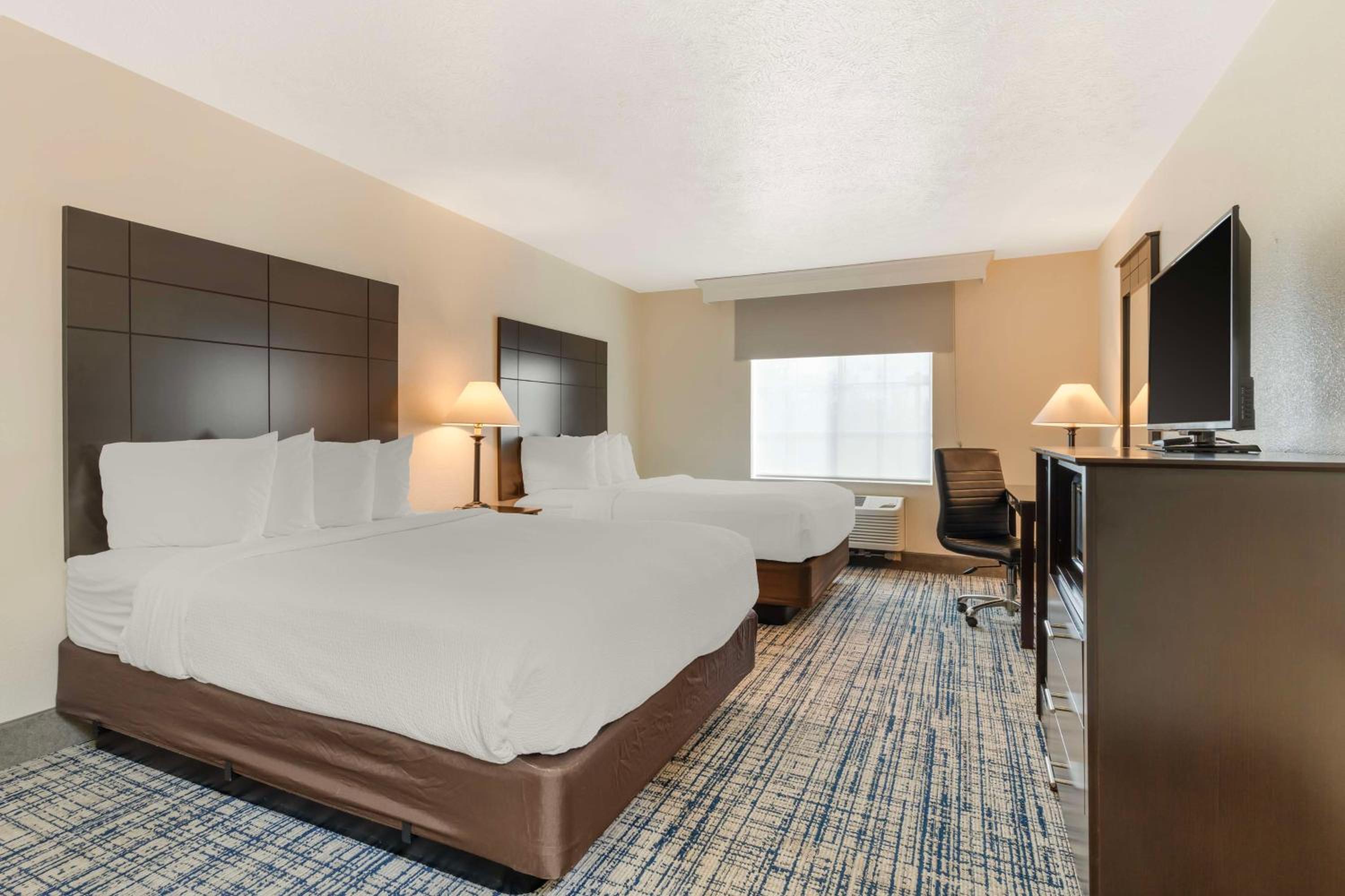 Queen Room with Two Queen Beds and Bath Tub - Disability Access/Non-Smoking  - Photo 2