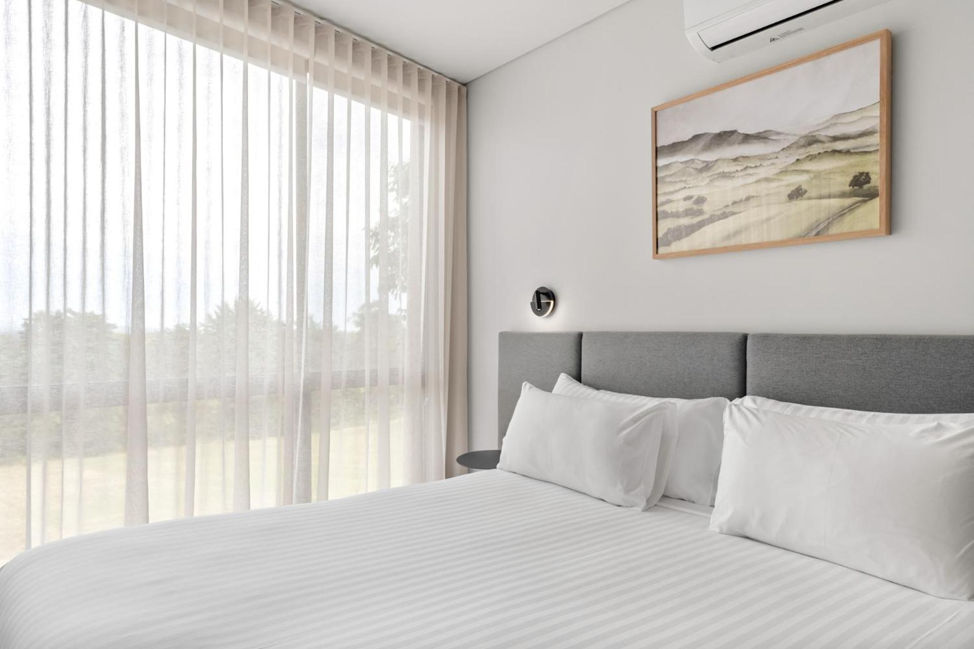 Premier Corner Suite - Free Wifi and Parking - Photo 4