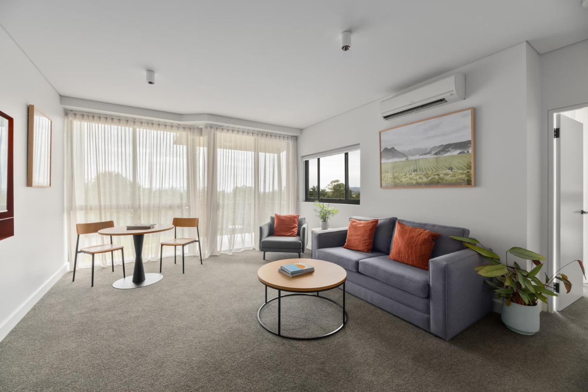 Premier Corner Suite - Free Wifi and Parking - Photo 3