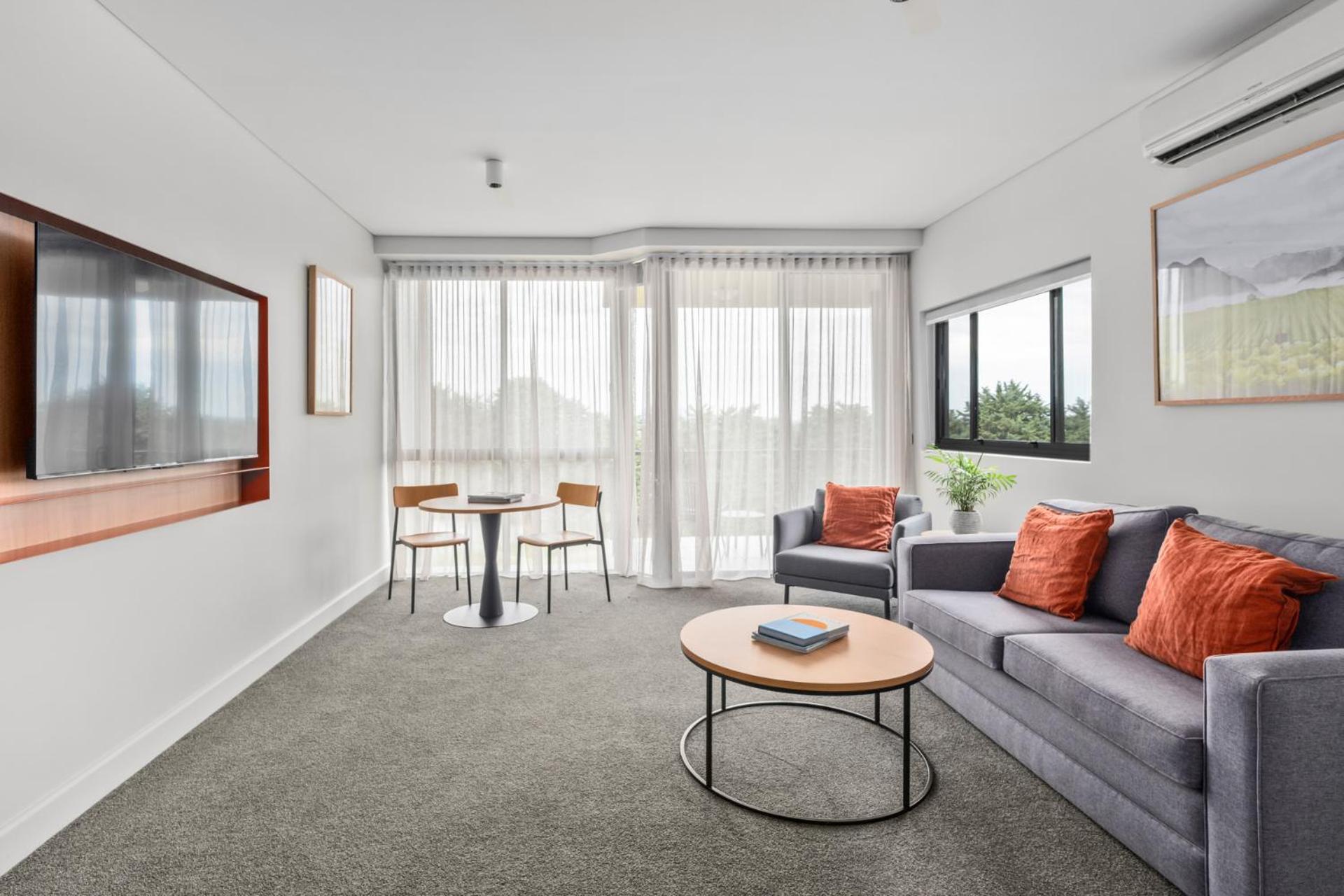 Premier Corner Suite - Free Wifi and Parking - Photo 2