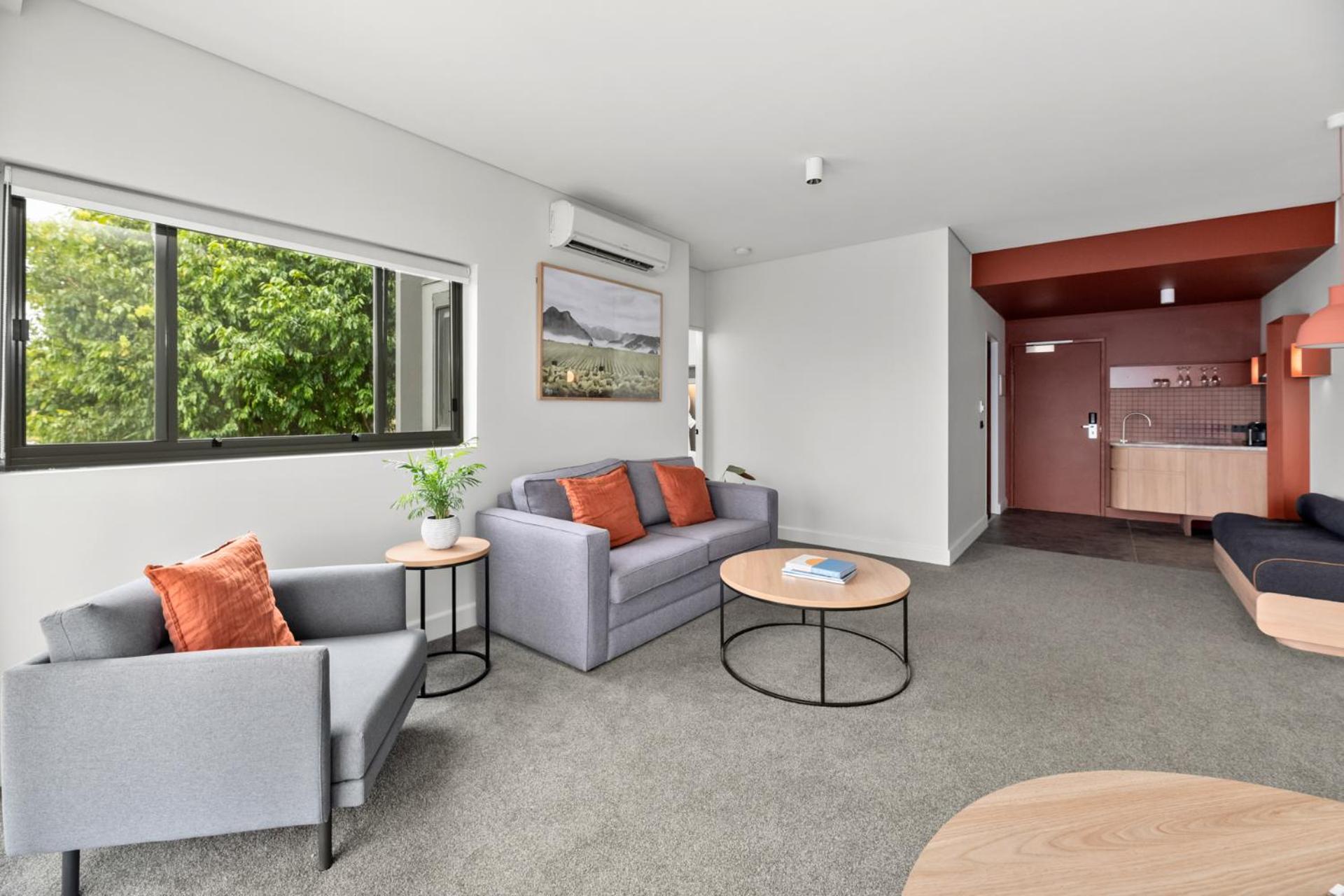 Premier Corner Suite - Free Wifi and Parking - Photo 6